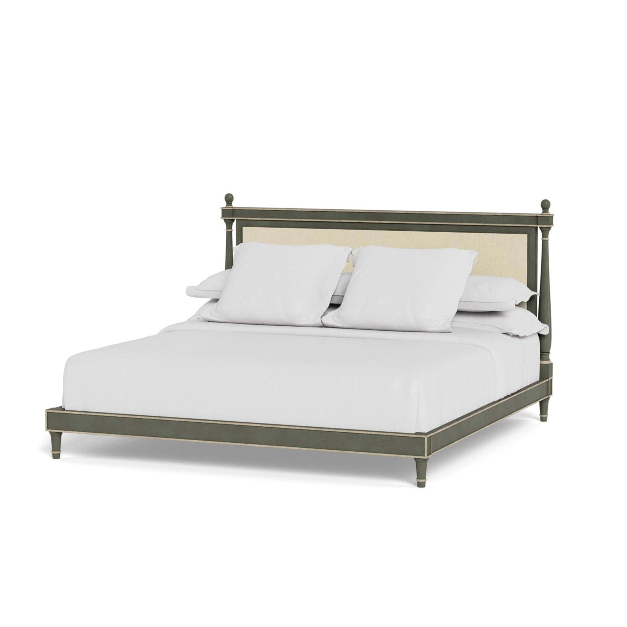 Una finitura dipinta in grigio-verde con finiture dipinte in bianco sporco definisce il nostro letto Empire, disponibile nelle misure Queen o King. I montanti torniti sormontati da terminali rotondi incorniciano la testiera, che è rivestita in un