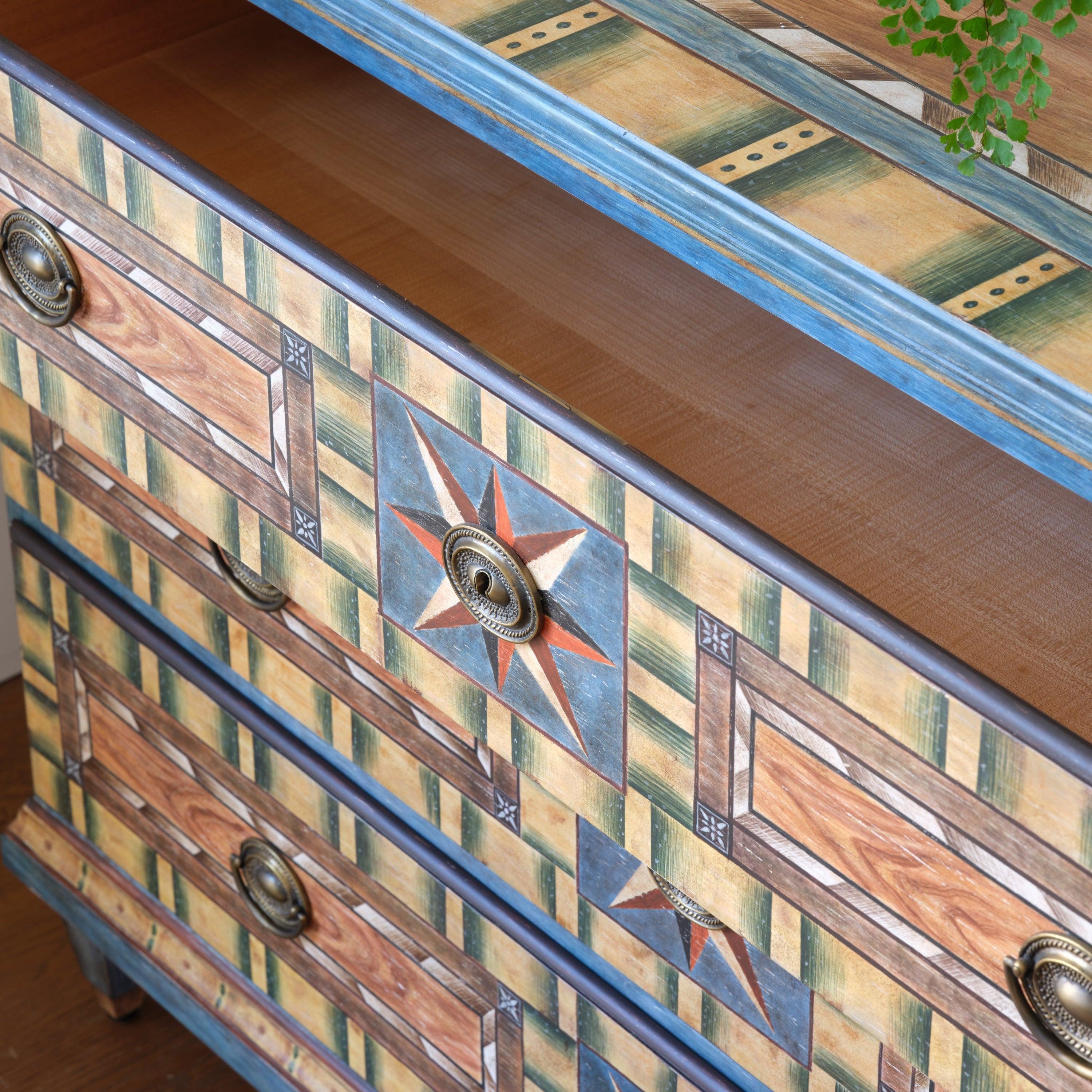 Bunny Williams Home Friedrich Handgemalte Kommode (Holz) im Angebot