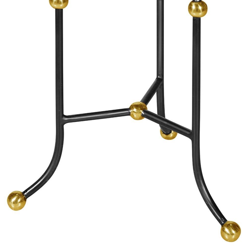 Notre table à boissons Gilbert, inspirée de notre table à manger Leo, présente de magnifiques orbes en laiton qui ornent sa forme épurée à trois pieds. Avec son plateau en miroir, cette petite table à boissons est à l'aise aussi bien dans les pièces