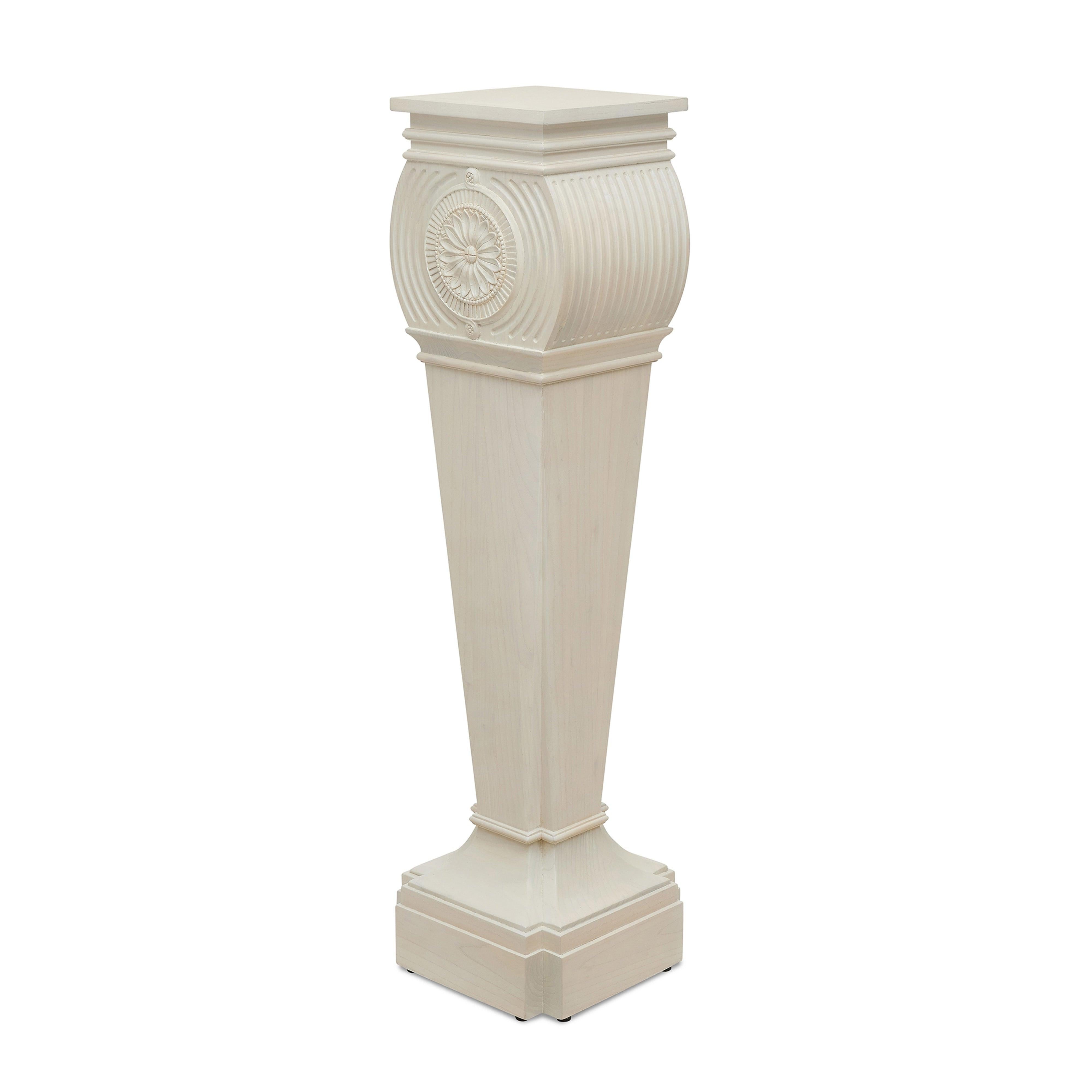 Notre piédestal Gustave est à la fois formel et décontracté - disponible dans une magnifique finition peinte en blanc ou en pin lavé - et constitue un moyen facile d'ajouter de l'élégance à une pièce. Parfait pour rehausser un objet précieux, une