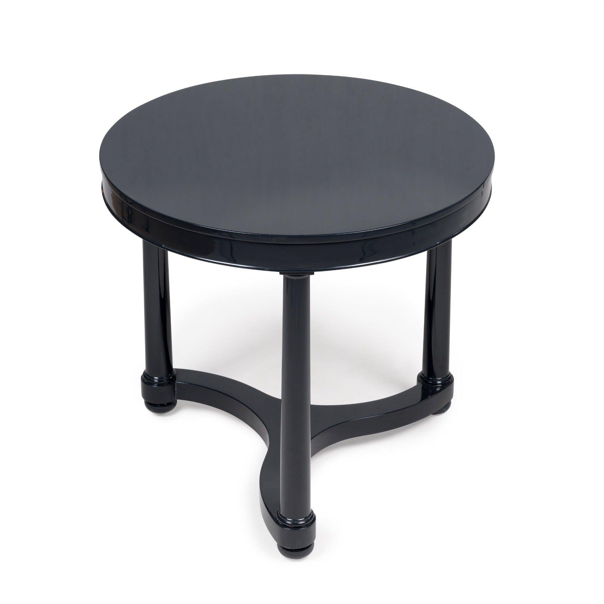 Nuestra mesa Gwendolen tiene una figura elegante con sus patas de 3 pilares y pies redondos. Inspirado en un diseño de los años 40, anima una habitación con la sugerencia de movimiento en las líneas de las patas. La duradera laca PU es fácil de