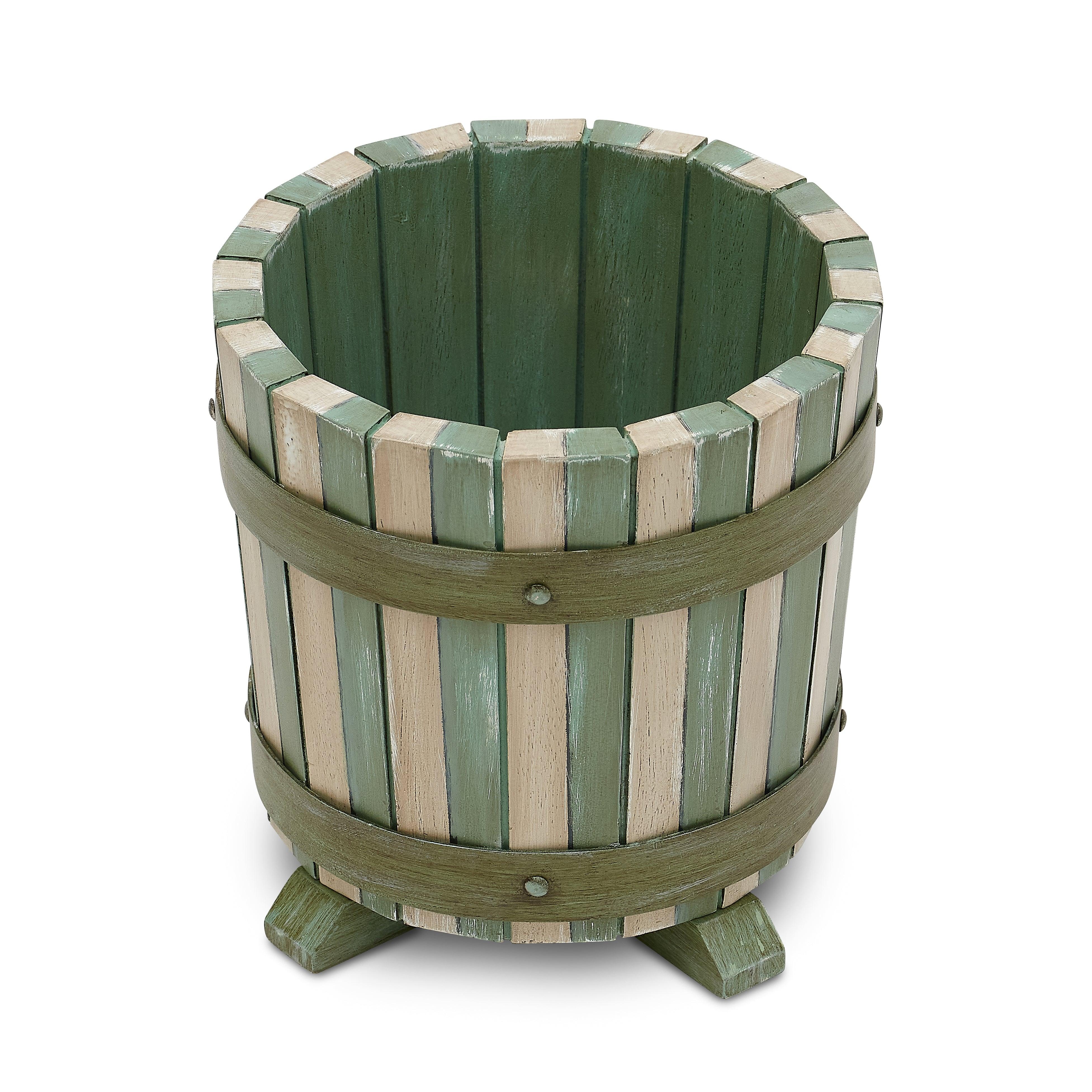 Dieser zierliche Übertopf aus Holz ist eine charmante Tischversion unseres Stripe Planter und eignet sich perfekt für Kräuter oder Orchideen. Abwechselnd graue und grüne Streifen sind auf der Außenseite von Hand bemalt und gealtert, und eine