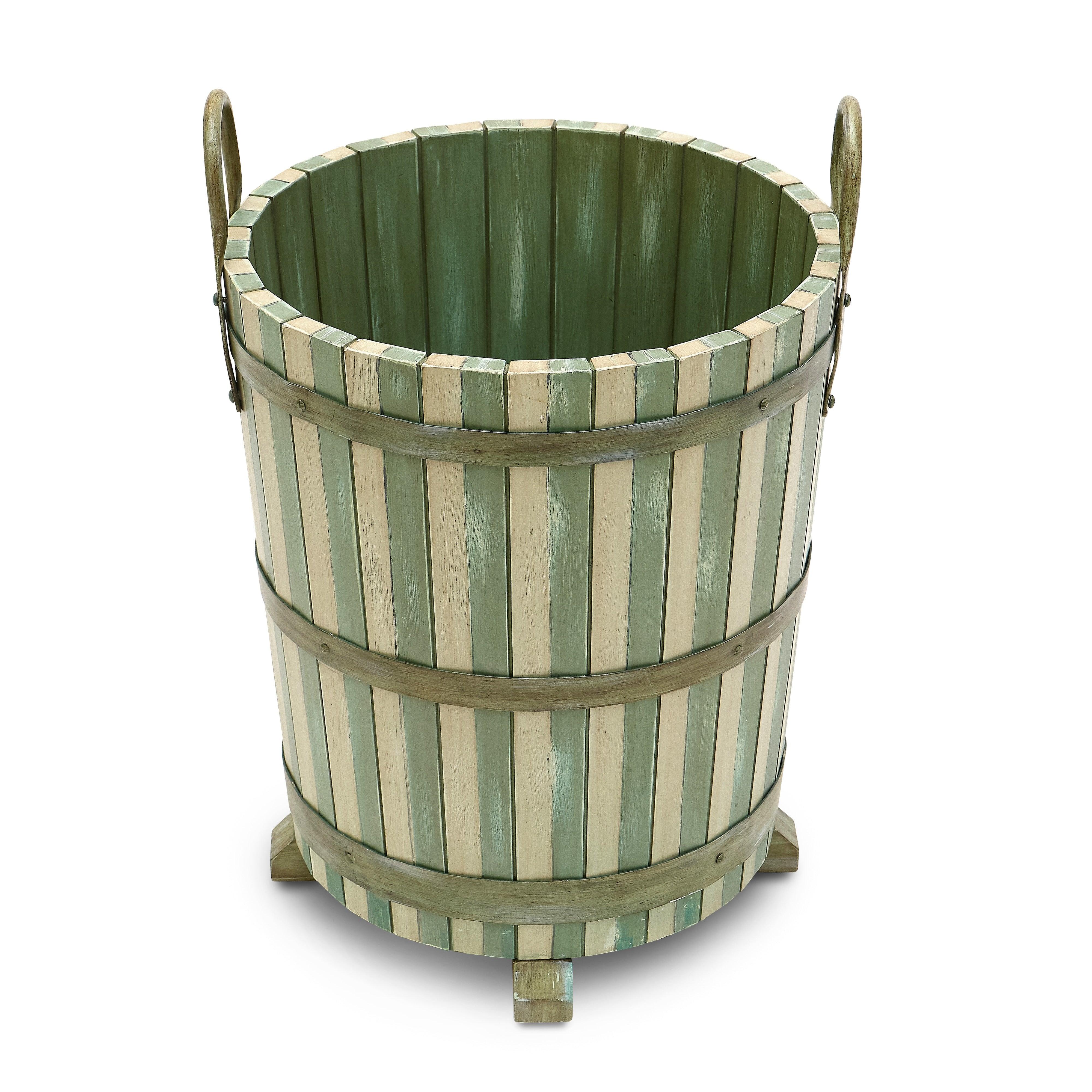 Ispirate a una fotografia del portico dell'icona di stile Deeda Blair, queste fioriere in legno a forma di botte donano un tocco di glamour senza tempo al giardino. Le strisce alternate di colore grigio e verde sono dipinte a mano e invecchiate