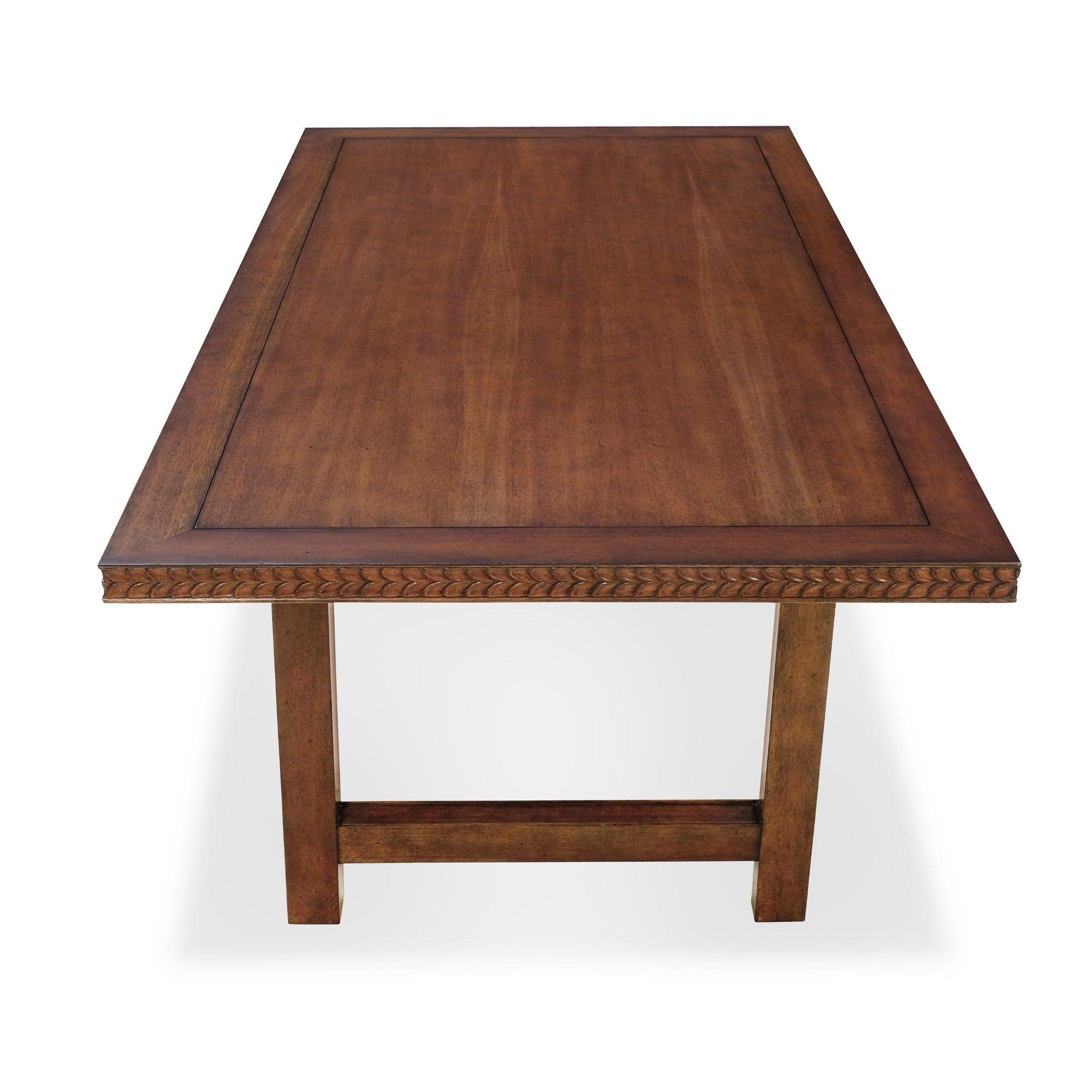 Une magnifique feuille française du début du 19e siècle a inspiré notre table de salle à manger contemporaine Holland. Le motif floral sculpté à la main s'étend le long du plateau de la table et se poursuit le long des pieds, ce qui ajoute une note