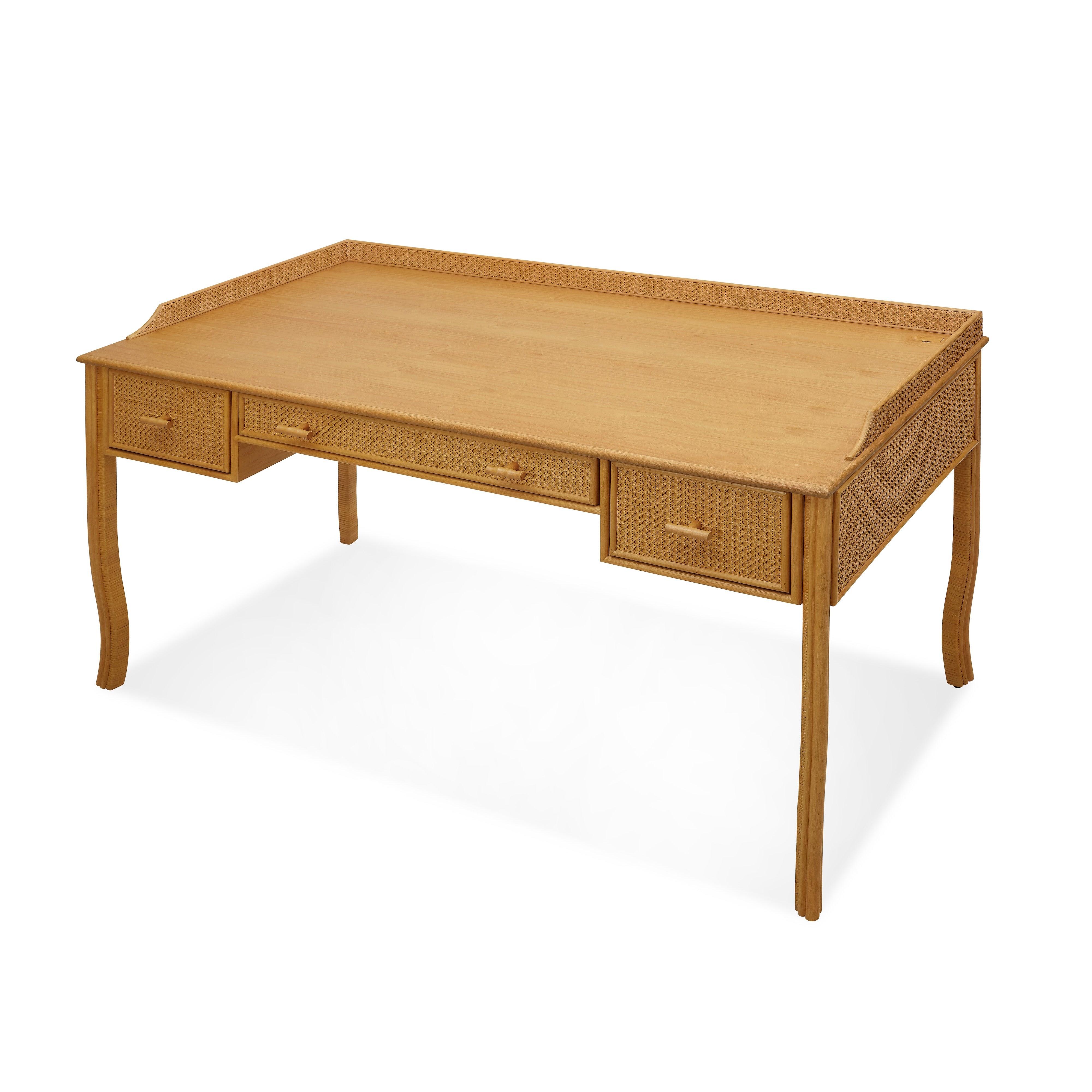 Unser Heron-Schreibtisch verleiht jedem Arbeitsbereich einen Hauch von zeitlosem Stil. Eine getäfelte Galerie aus Schilfrohr und Schubladenfronten sorgen für Struktur und Wärme und ergänzen die Holzplatte auf wunderbare Weise. Ein dezentes