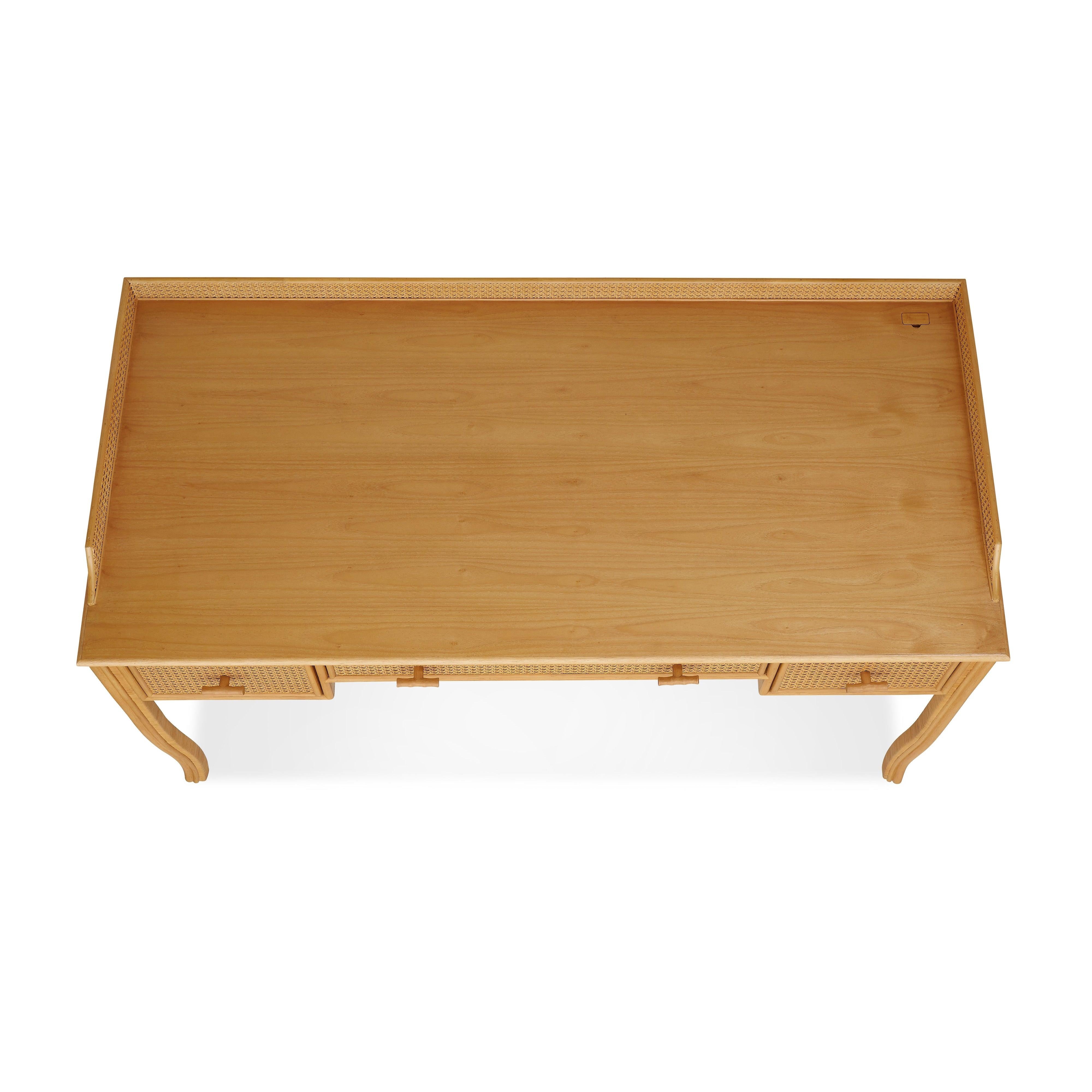 Bunny Williams Home Schreibtisch Heron Cane Desk (Holz) im Angebot