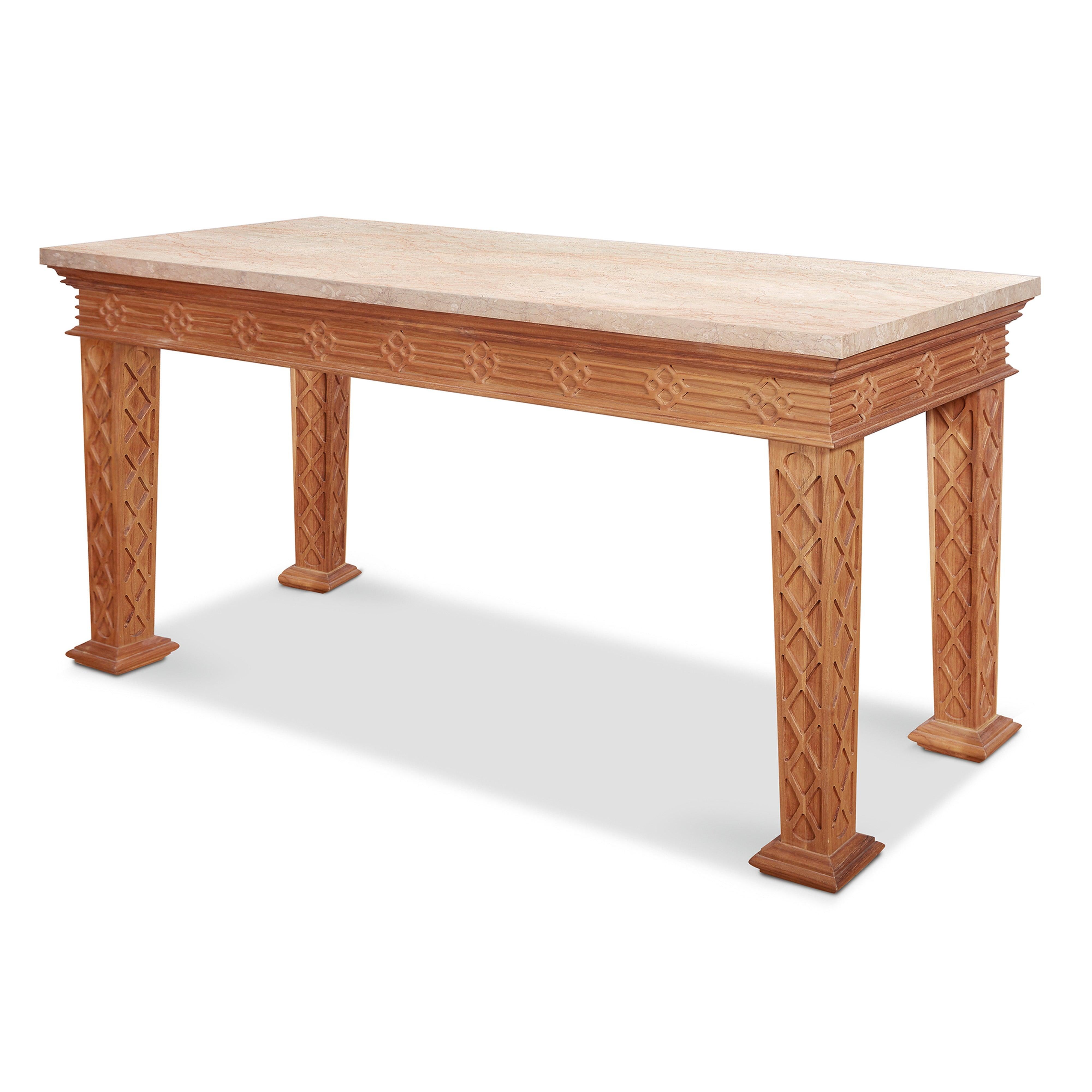 Ispirata ai robusti mobili architettonici del polimatico William Kent, la nostra console Howard, realizzata in teak proveniente da fonti sostenibili, presenta un piano in marmo chiaro levigato sopra un grembiule splendidamente articolato con intagli
