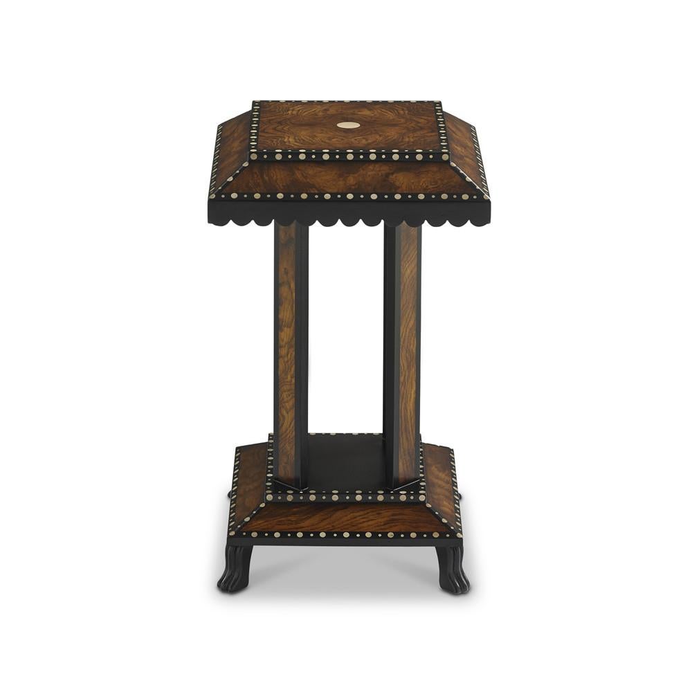 L'étonnante Kingsley s'inspire d'une table à piquants ornée. Notre version célèbre la forme traditionnelle anglo-indienne avec son riche placage de bois de bourgogne et sa finition en ébène et en os faussement peint. Graphique et ornementé, le