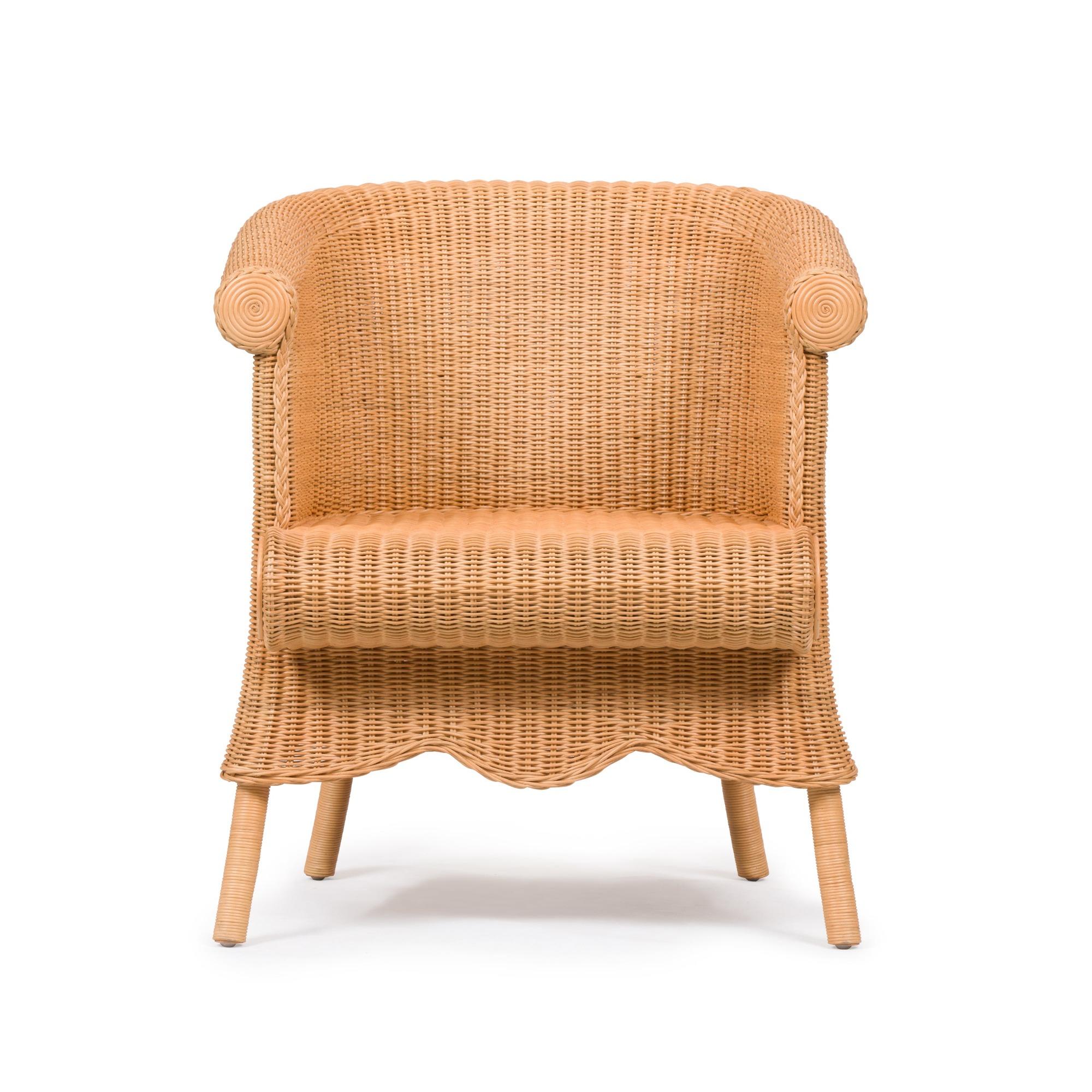 Il rattan è durevole, elegante e resistente. Una buona lavorazione del vimini dimostra sempre queste caratteristiche e la nostra Poltrona Laurel incorpora anche una serie di elementi allegri e affascinanti, tra cui un grembiule smerlato sulle gambe,
