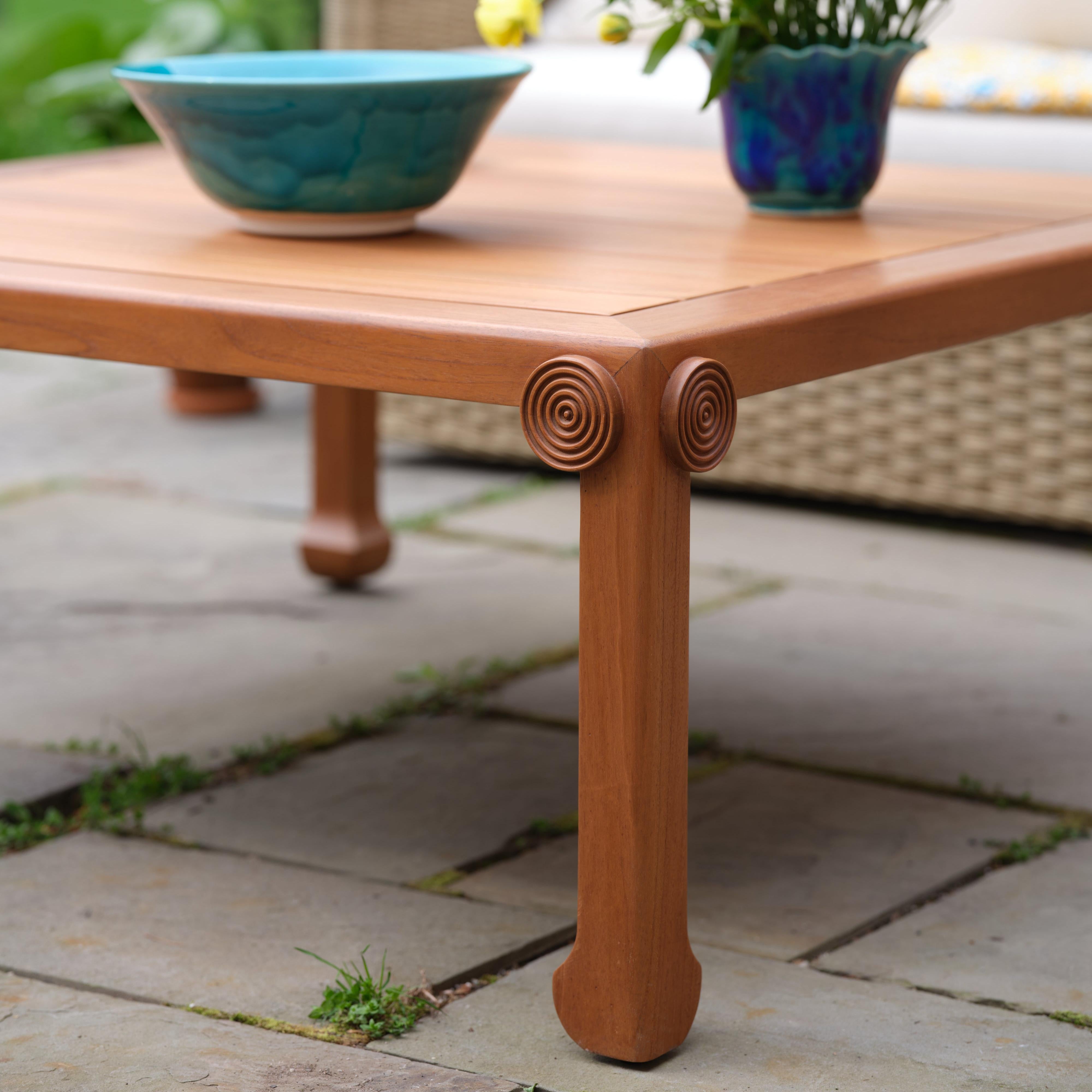XXI secolo e contemporaneo Tavolino da caffè in teak per esterni Medallion di Bunny Williams Home in vendita
