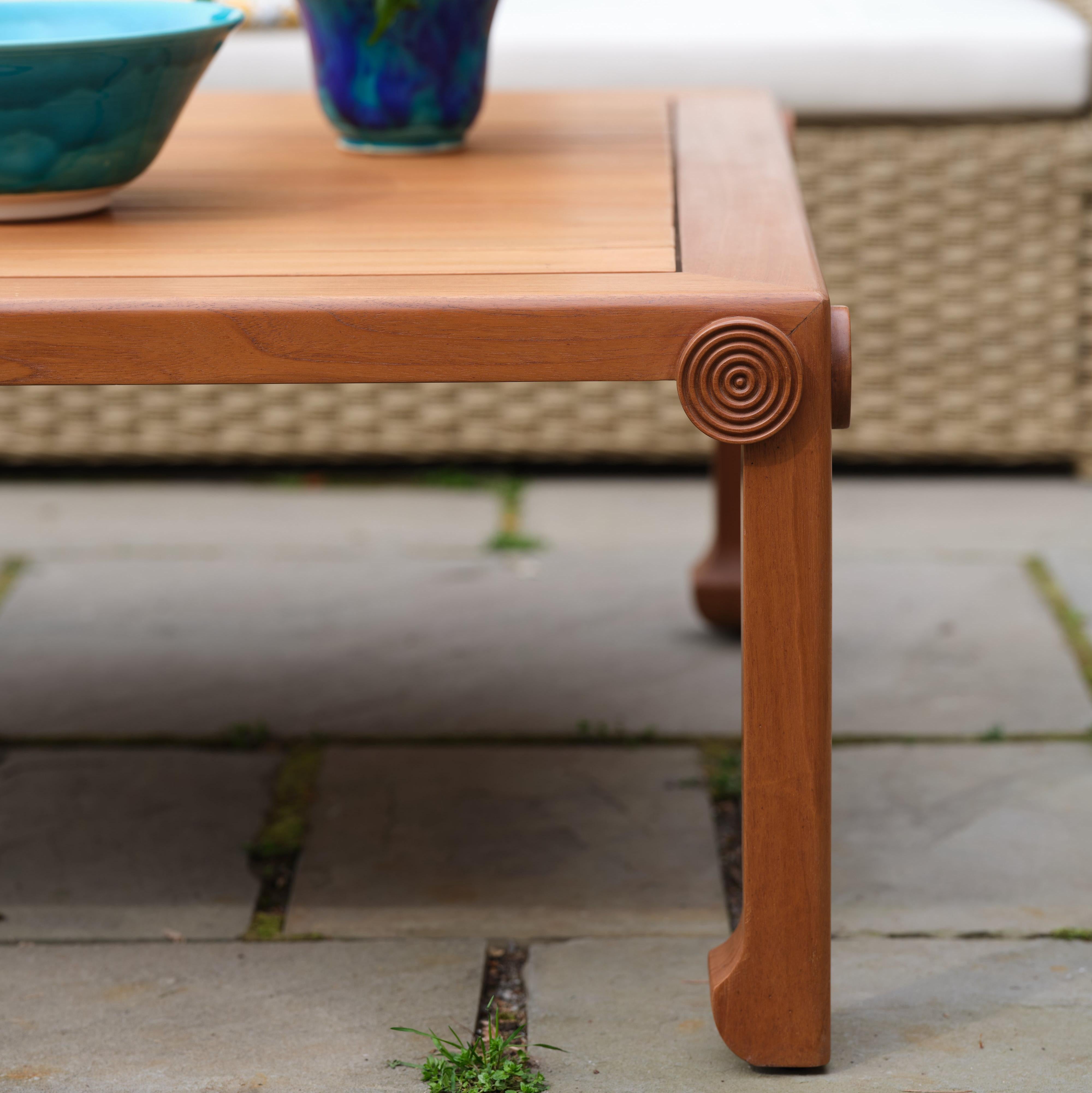 Tavolino da caffè in teak per esterni Medallion di Bunny Williams Home in vendita 2