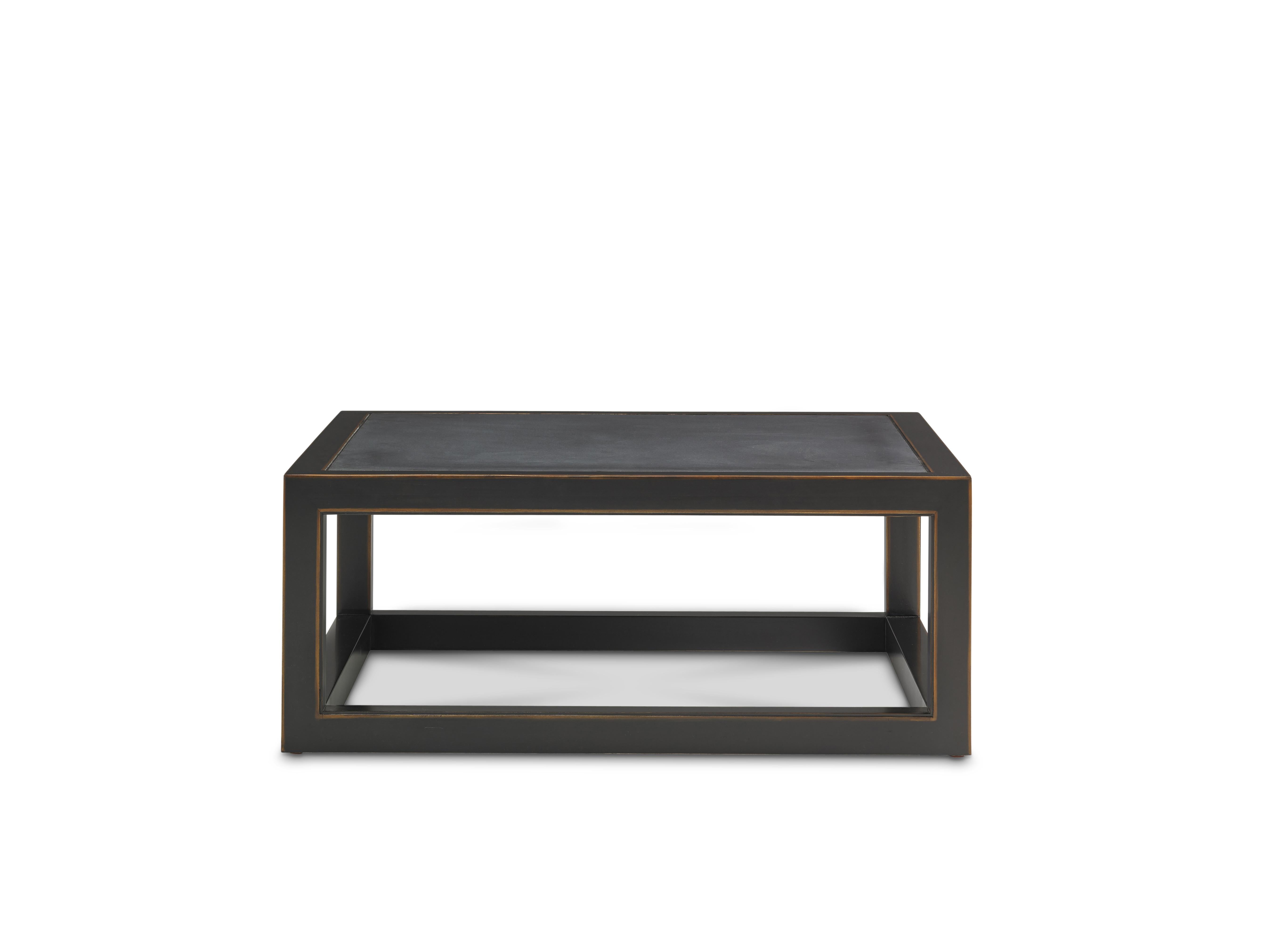 Unser Ming-Tisch ist dem uralten traditionellen chinesischen Stil treu, zeigt aber mit seinen klaren Linien, der Oberfläche aus geriebenem Ebenholz und der Platte aus schwarzem Granit eine moderne Sensibilität. Er ist ein wunderbarer Blickfang für