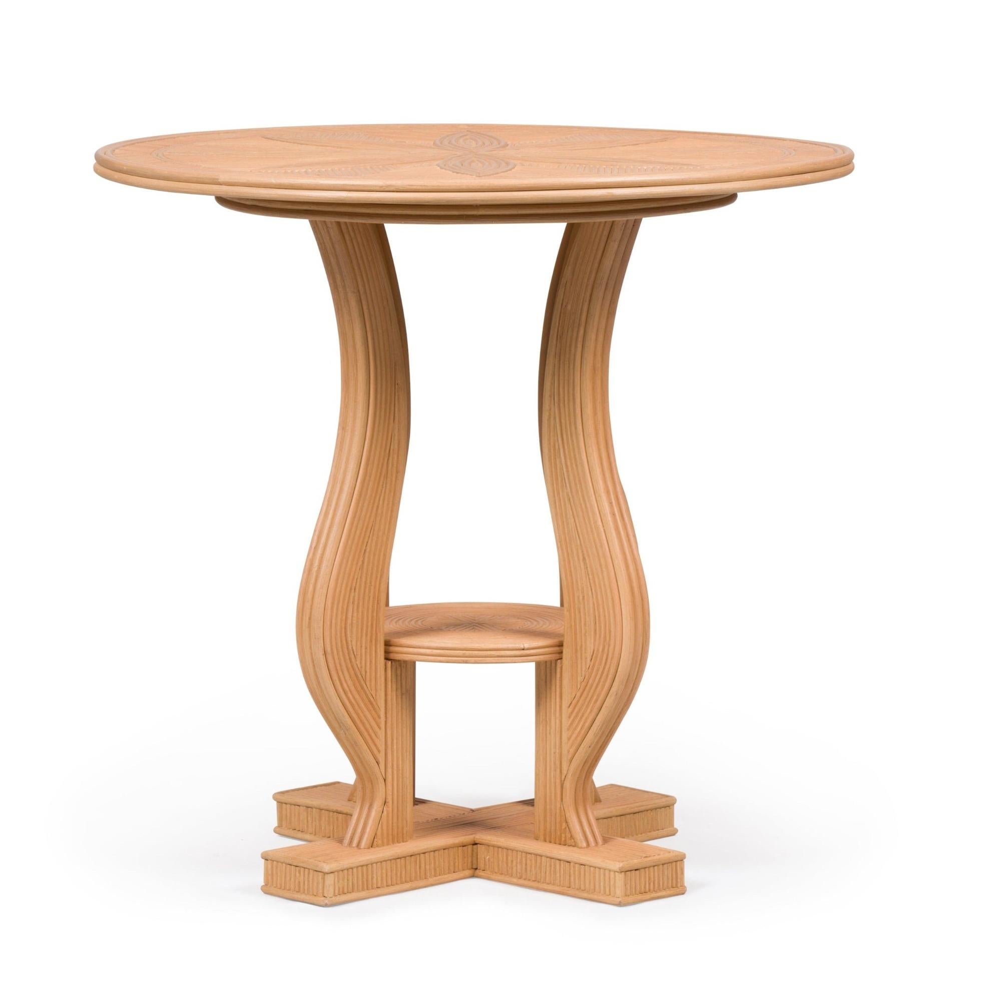 Fabriqué de manière experte en rotin coupé, avec un plateau en rotin incrusté, complété par des pieds en forme de S et une base cruciforme. Cette table de taille intermédiaire, souvent appelée table de lampe, est idéale comme table d'appoint ou