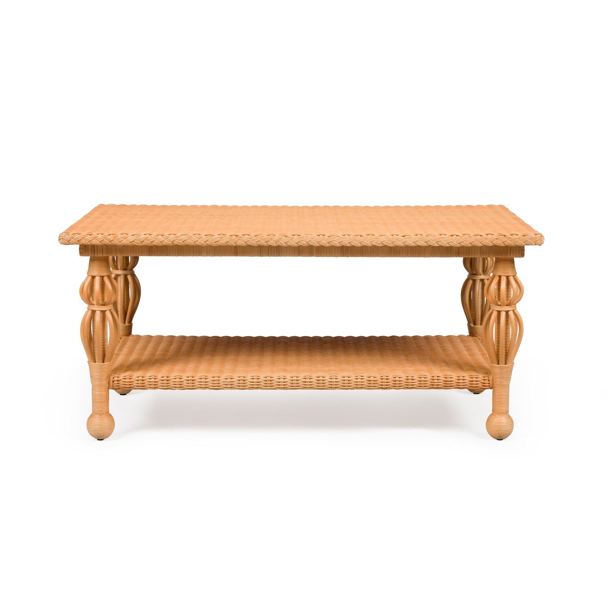 Bunny a toujours été inspirée par la vannerie et la capacité d'un artisan à transformer le roseau en art. Notre nouvelle table basse Nightingale illustre deux de ses techniques préférées : le tressage et la mise en cage des oiseaux, la première