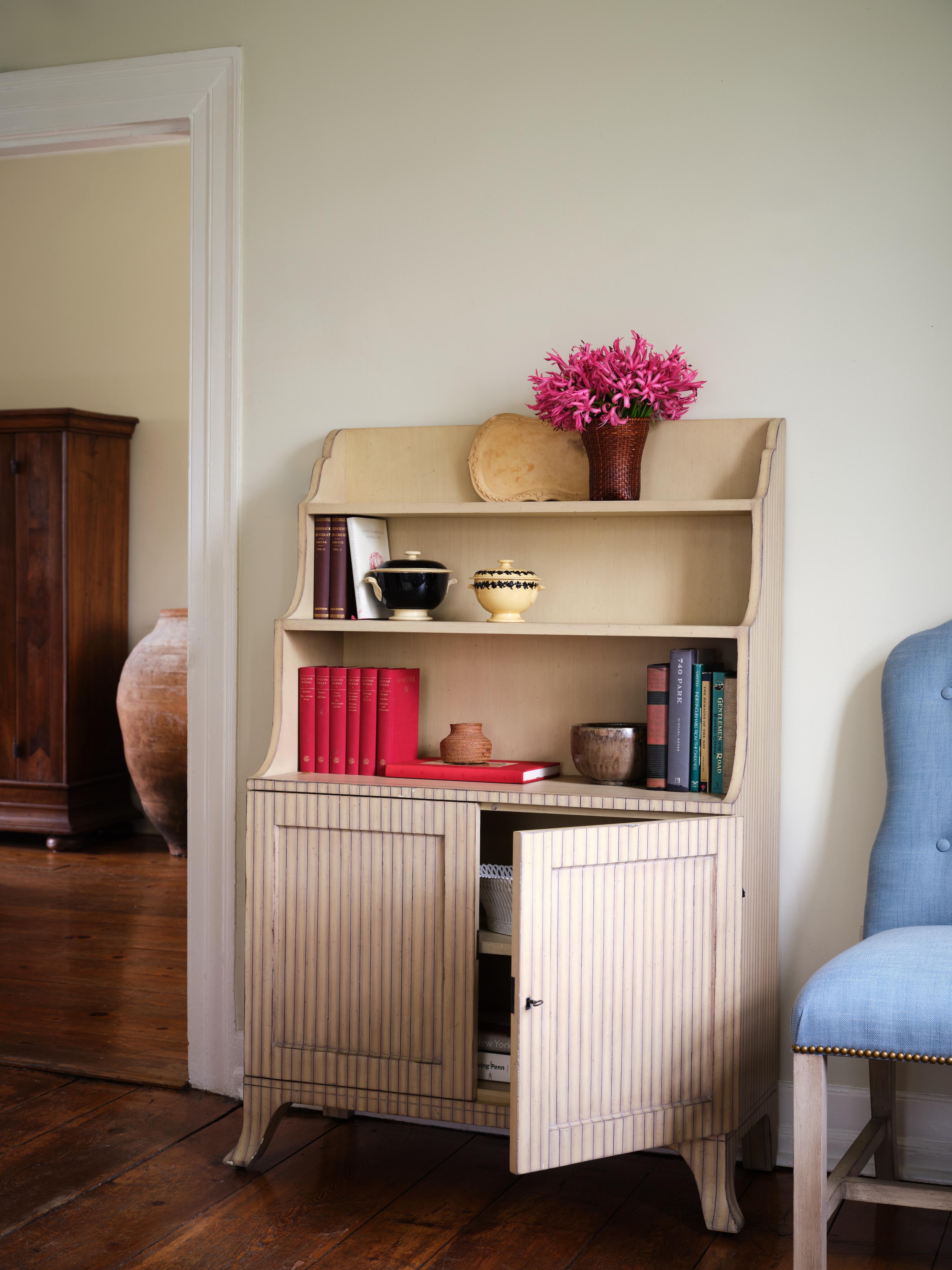 Bunny Williams Home Bleistiftstreifen-Etagere mit Streifen (Holz) im Angebot