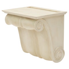 Soporte de pared con volutas Bunny Williams Home (Blanco)