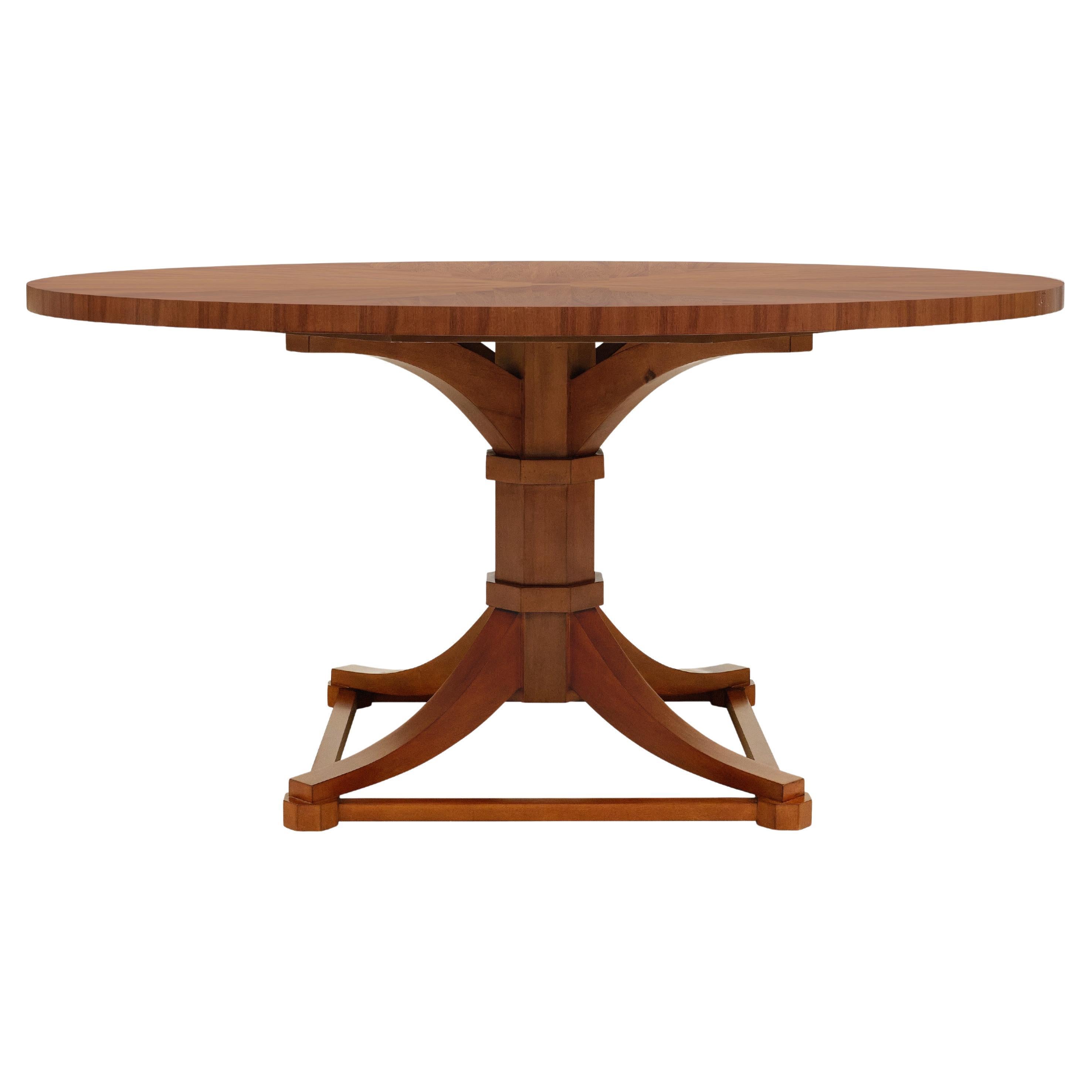 Une incrustation de parquet inhabituelle découverte par Bunny a inspiré notre nouvelle table de salle à manger Tedrick, qui présente un étonnant motif de chevrons rayonnants qui attire l'attention. La riche finition noyer dégage de la chaleur sans