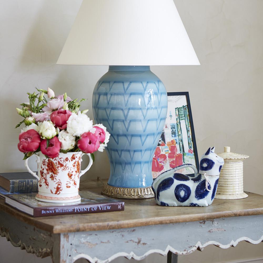 Generously sized, this ceramic lamp is bold and vibrant. The rich turquoise with translucent over-glazes is buoyant and will add life and hearten your living room or bedroom. Set on a hand-carved lotus leaf gilt base.

12.5