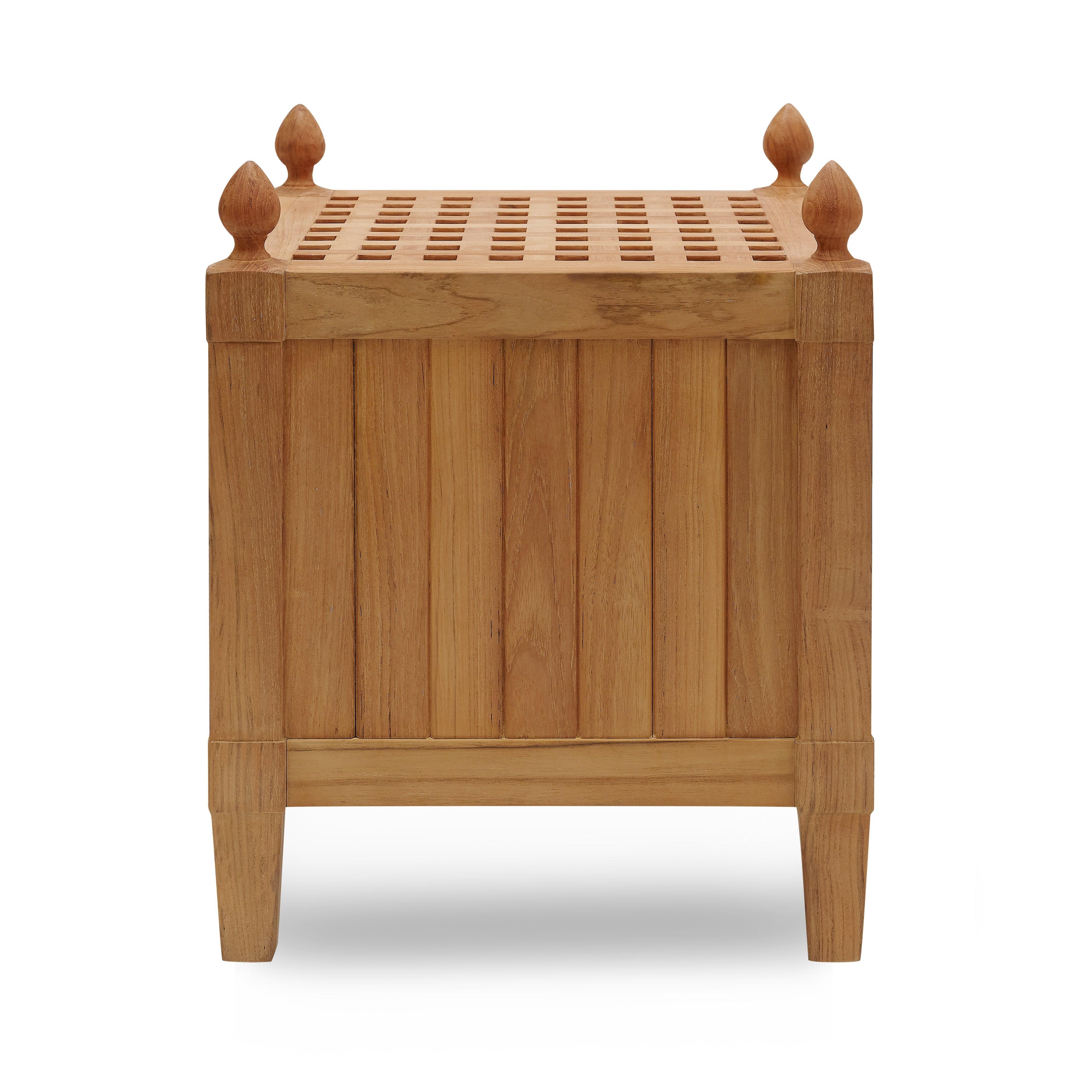 Questo tavolino in teak, che richiama le iconiche fioriere dell'Orangerie di Versailles, bilancia l'ispirazione classica con un design pratico. Quattro terminali a goccia aggiungono un tocco scultoreo, mentre i lati a doghe e il piano aperto a