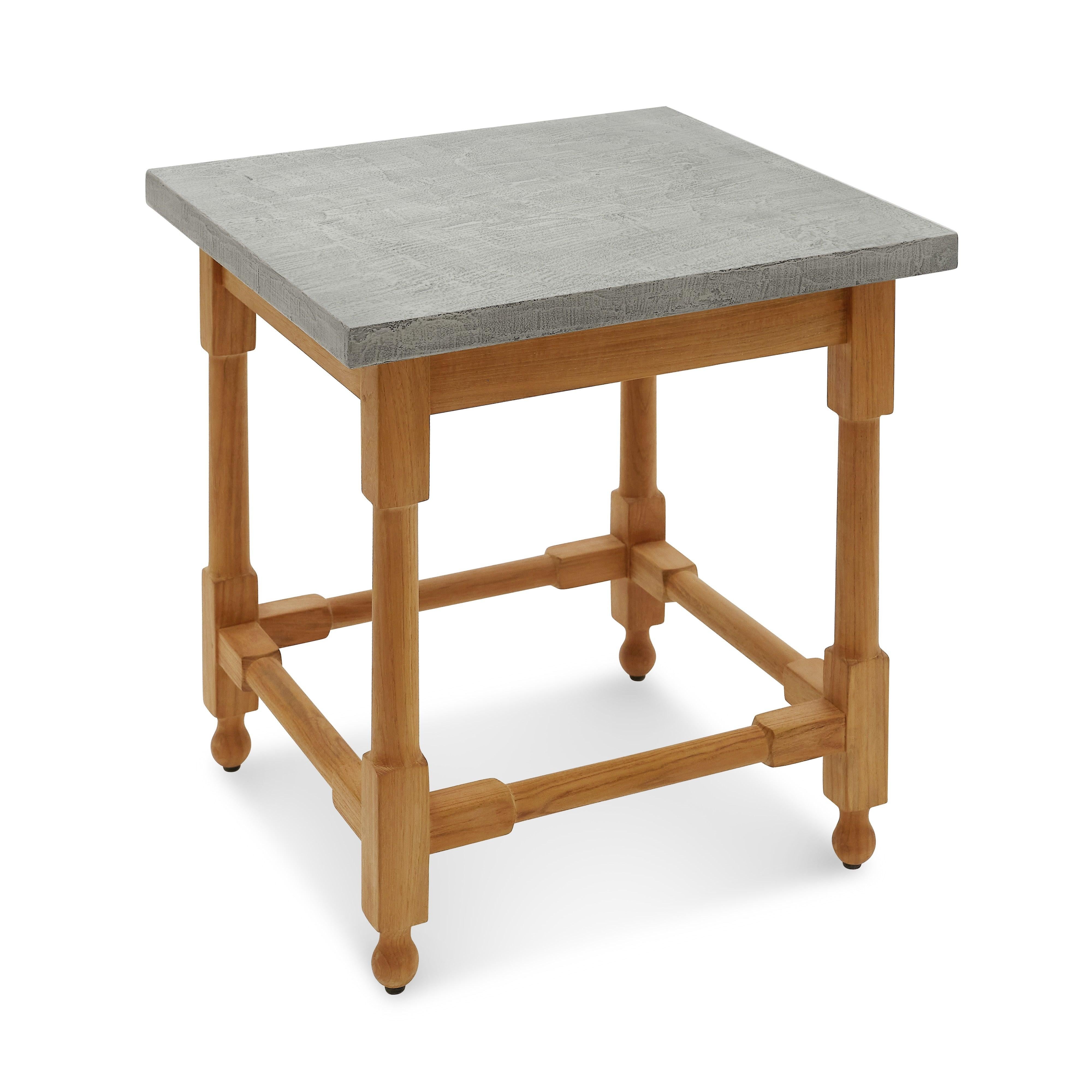 Conçue dans un souci de praticité et d'élégance, notre table d'appoint VITA pour l'extérieur est dotée d'une base en teck naturel non scellé et de pieds tournés qui s'adapteront gracieusement au fil du temps et se fondront harmonieusement dans leur