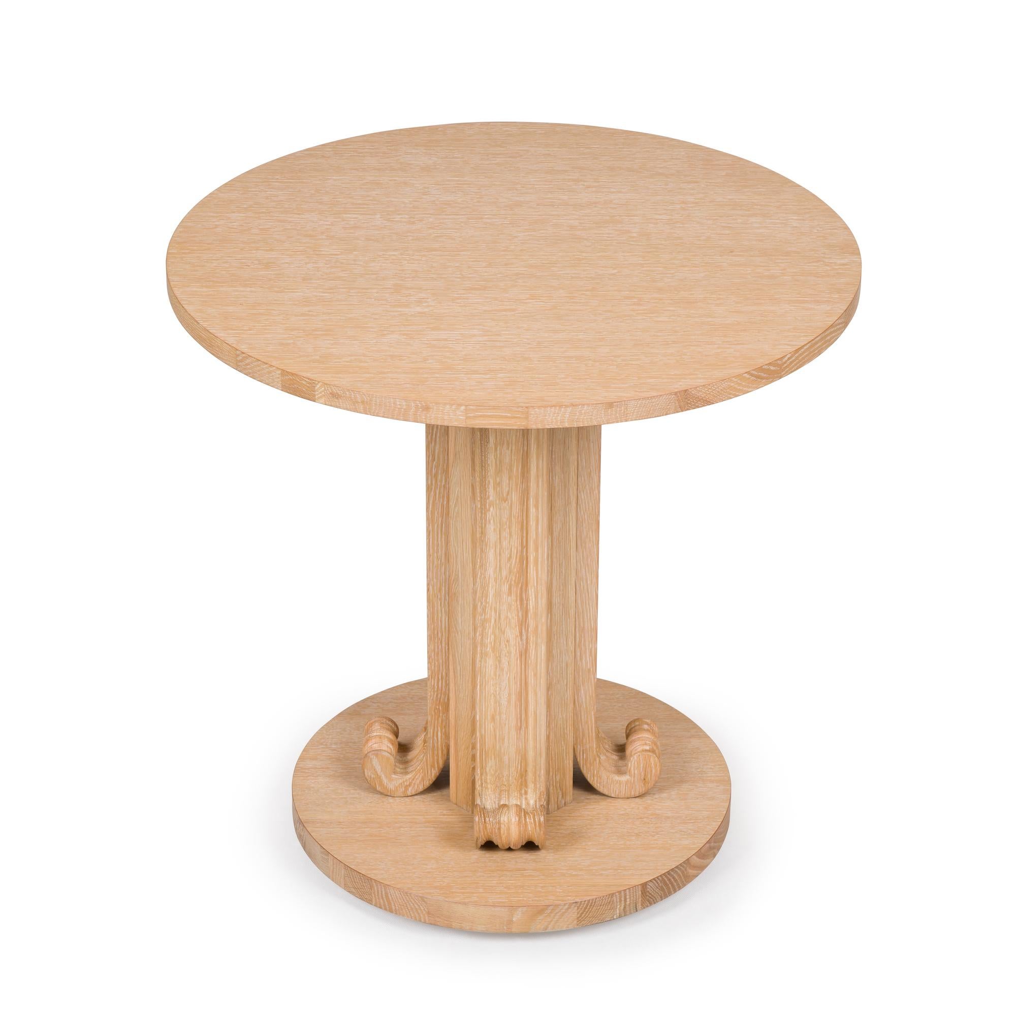 Raffinée et très compacte, cette table apporte une touche traditionnelle de bon goût au salon ou à la chambre à coucher. Sculptée à la main dans du bois dur et finie en chêne cérusé, elle présente des détails de volutes sur la base du piédestal.