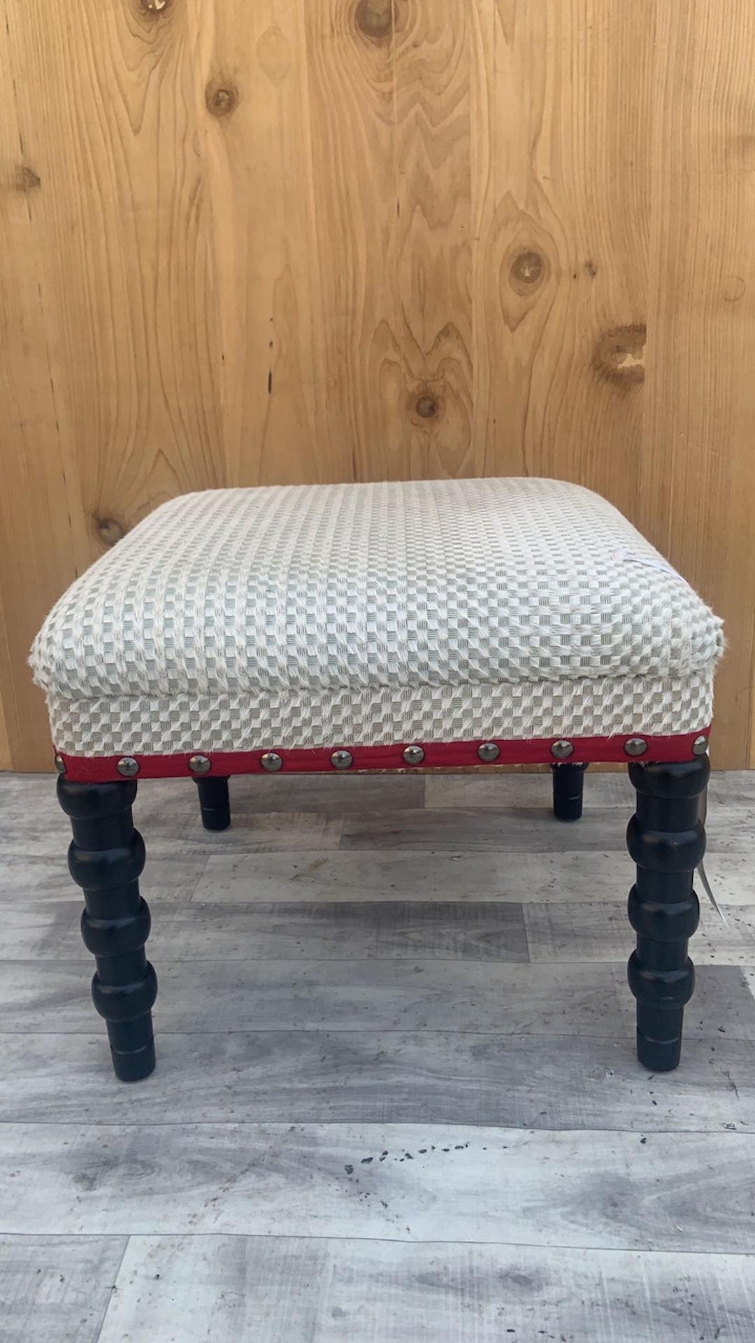 Taburete Bunny Williams Red Tape de piel de vaca tejida natural con patas de ébano

Este taburete de Bunny Williams es una pieza de acento increíble que encajará en todo tipo de decoración. La tapicería de tela está acabada en cinta roja y cabezas