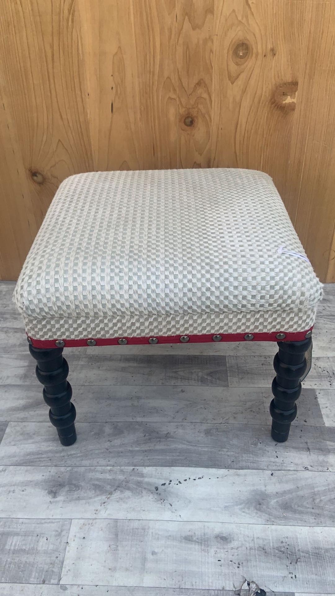 Taburete Bunny Williams Red Tape de piel de vaca tejida natural con patas de ébano Rústico en venta