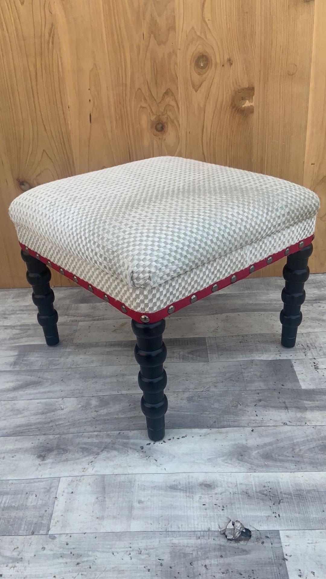 Taburete Bunny Williams Red Tape de piel de vaca tejida natural con patas de ébano Estadounidense en venta