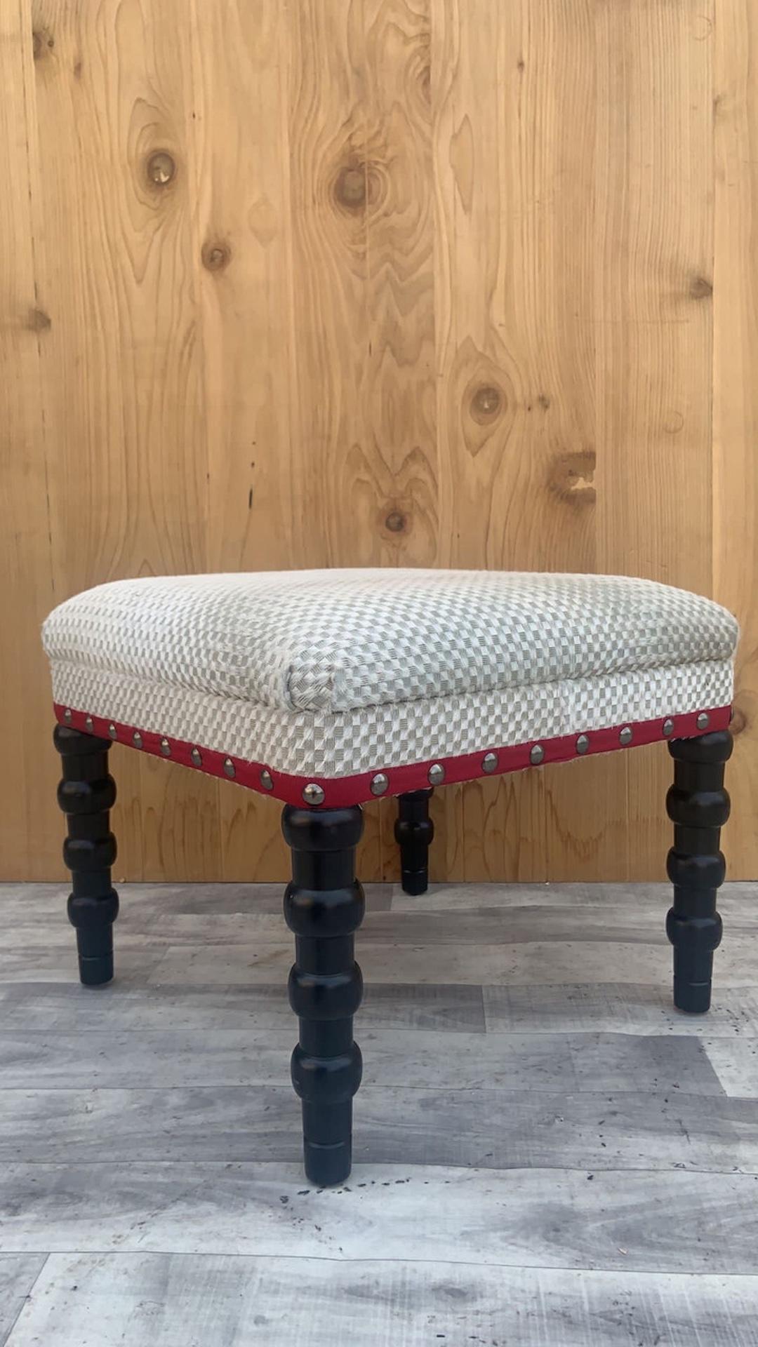 Taburete Bunny Williams Red Tape de piel de vaca tejida natural con patas de ébano Siglo XXI y contemporáneo en venta