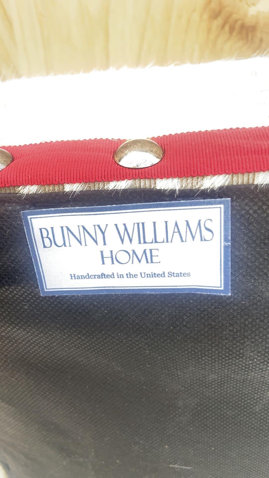 Taburete Bunny Williams Red Tape de piel de vaca tejida natural con patas de ébano Metal en venta
