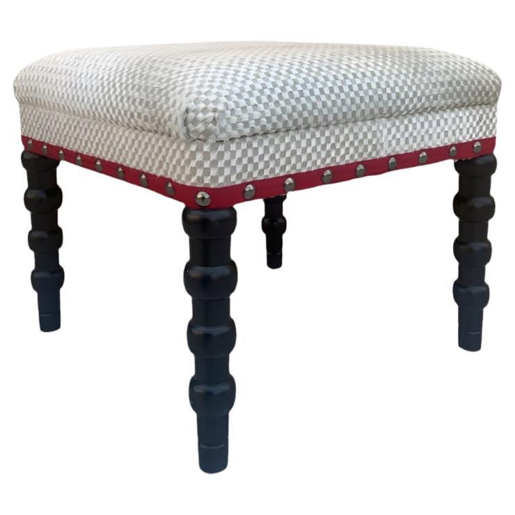 Taburete Bunny Williams Red Tape de piel de vaca tejida natural con patas de ébano en venta