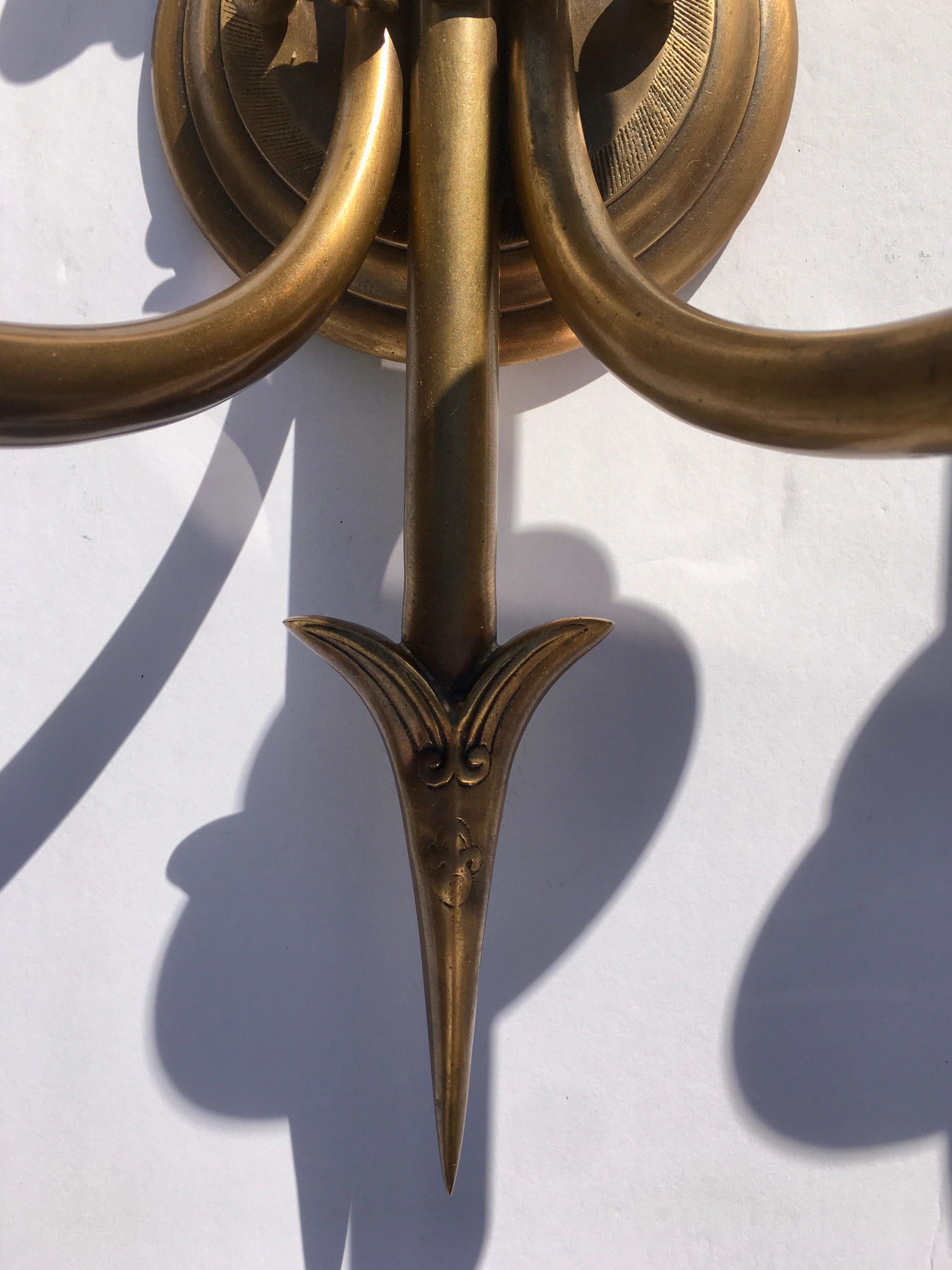 Bunny Williams Vintage Brass Plume and Arrow Classic Wall Sconce Lights, Pair In Good Condition In Lambertville, NJ
