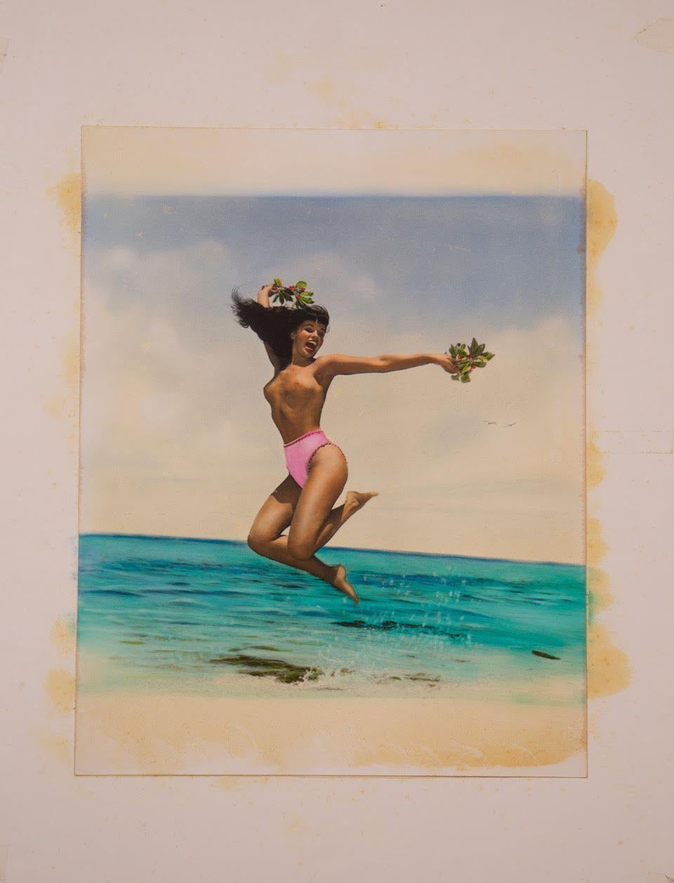 Bunny Yeager:: die herausragende weibliche Pin-up- und Glamourfotografin des 20. Jahrhunderts:: machte 1954 während der jahrelangen Partnerschaft des Paares dieses lebhafte und temperamentvolle Foto von Bettie Page an einem Strand in Florida:: das