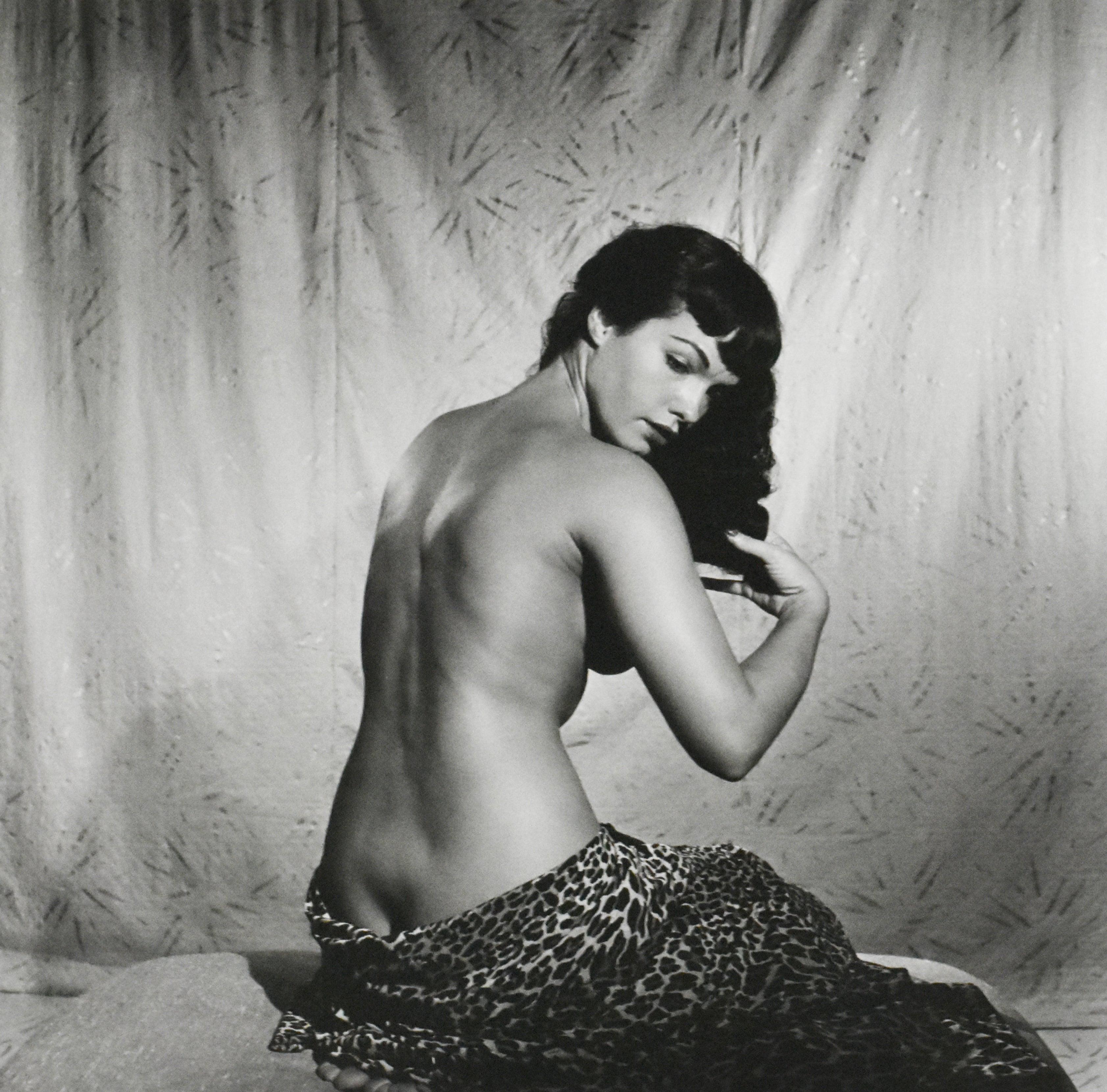 Bettie Page „Bürschendes Haar“, erste Aufnahme 1954 – Photograph von Bunny Yeager