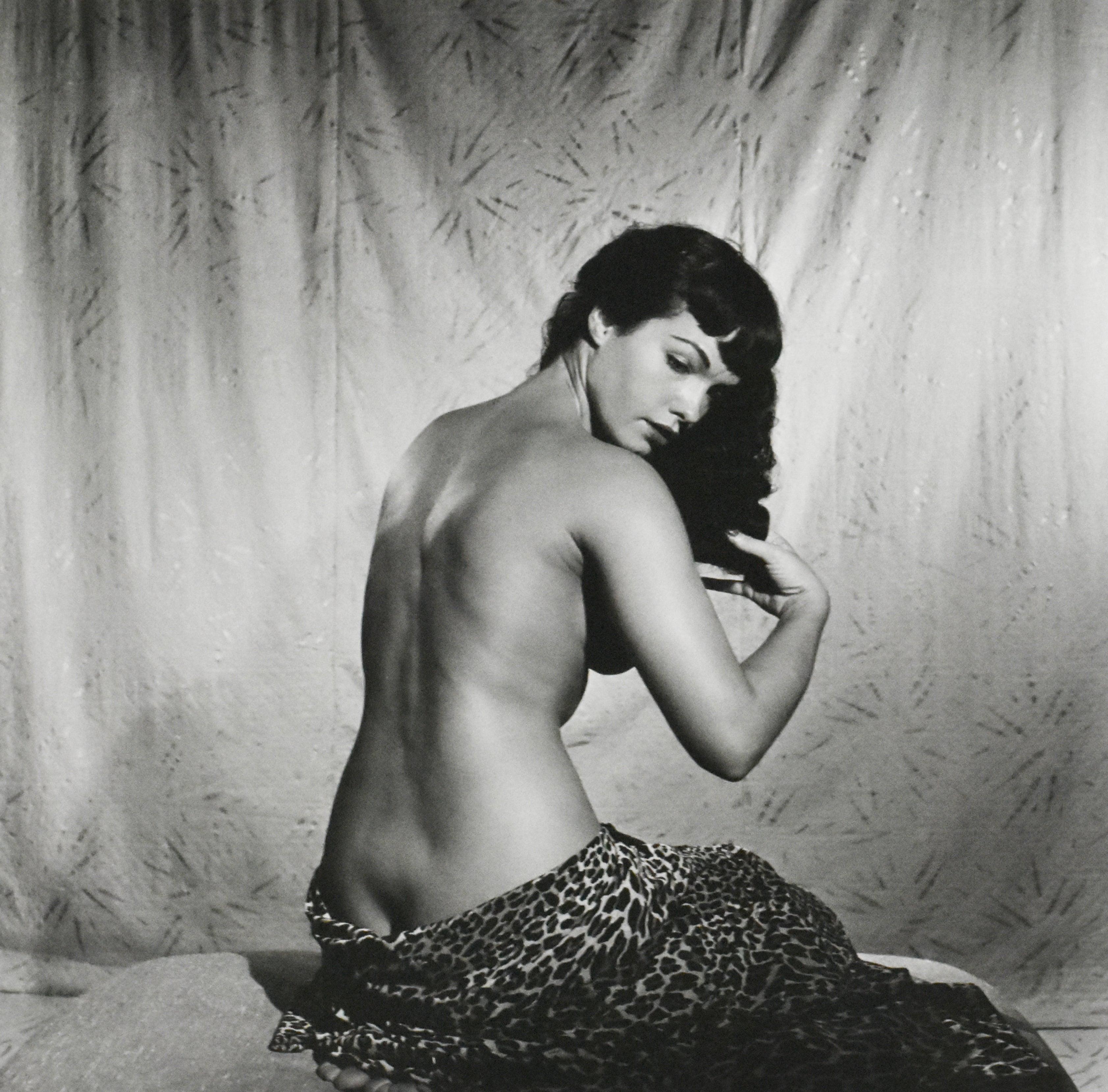 Bettie Page cepillándose el pelo, primera sesión en 1954 - Photograph de Bunny Yeager