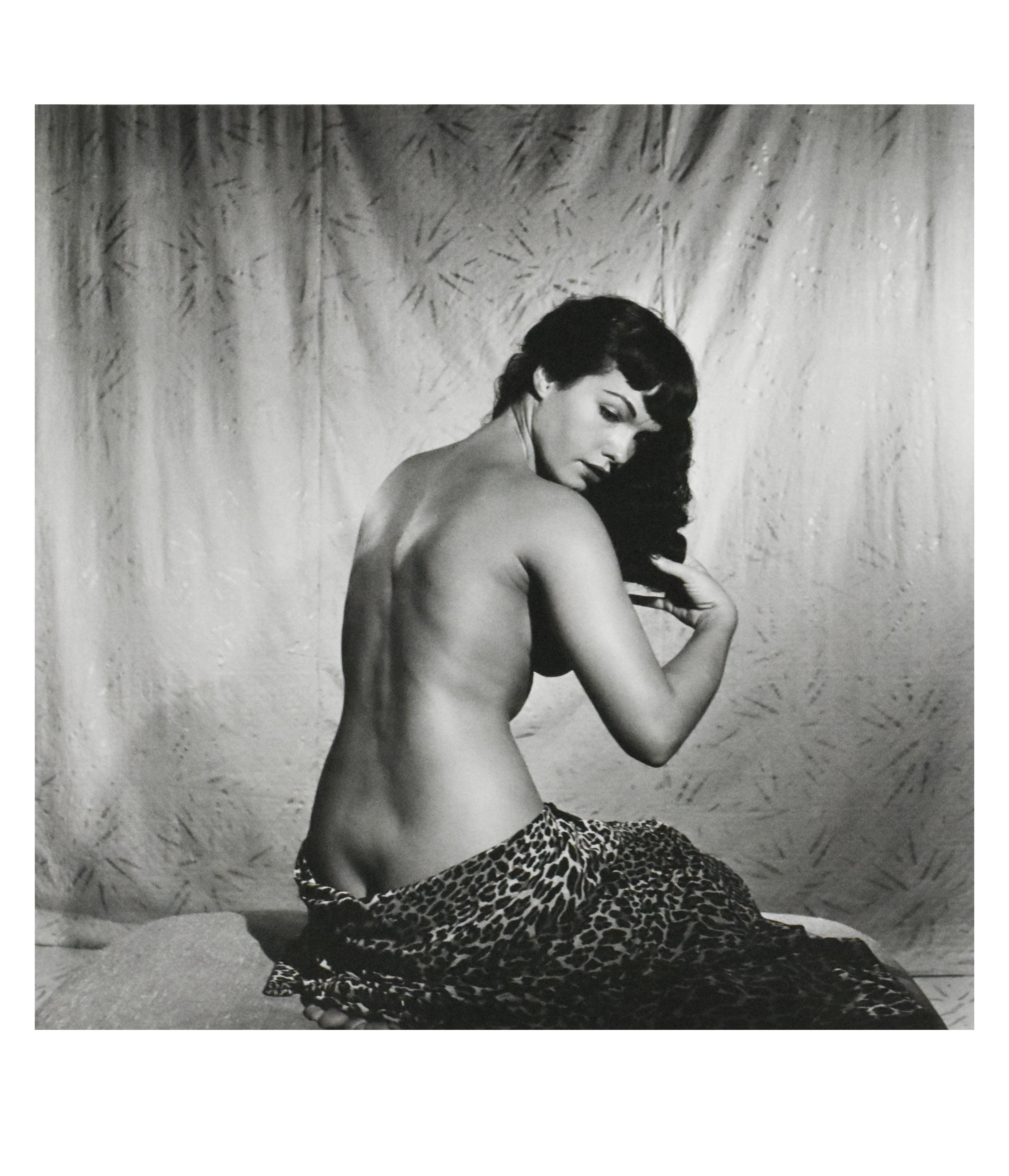 Bettie Page „Bürschendes Haar“, erste Aufnahme 1954 (Grau), Black and White Photograph, von Bunny Yeager