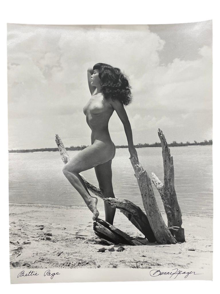 Bettie Page – Photograph von Bunny Yeager