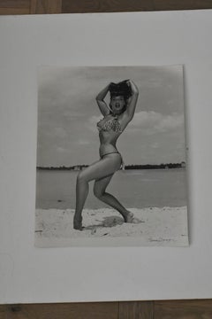 Bettie Page Zweiteiliger Anzug mit Leopardenmuster, Schlüssel Biscayne, FL, 1954