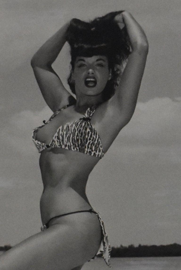 Bettie Page 'Zweiteiliger Anzug mit Leopardenmuster', Key Biscayne, FL, 1954 (Grau), Black and White Photograph, von Bunny Yeager