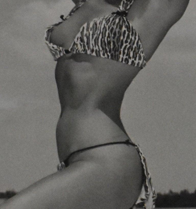 Bettie Page 'Zweiteiliger Anzug mit Leopardenmuster', Key Biscayne, FL, 1954 von Bunny Yeager
Vintage Gelatinesilberdruck
Bildgröße: 20 in. H x 16 in. W
Rahmengröße: 28,5 Zoll. H x 25.5 in. W
Signiert recto
Begleitet von einem Echtheitszertifikat