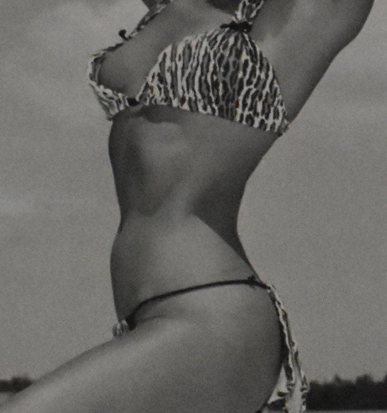 Bettie Page Traje de dos piezas con estampado de leopardo, Key Biscayne, FL, 1954 por Bunny Yeager
Grabado antiguo en gelatina de plata
Tamaño de la imagen: 20 pulg. H x 16 pulg. W
Tamaño del marco: 28,5 pulg. H x 25,5 pulg. W
Firmado