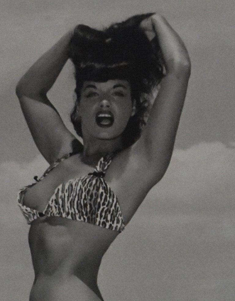 Bettie Page 'Zweiteiliger Anzug mit Leopardenmuster', Key Biscayne, FL, 1954 im Angebot 1