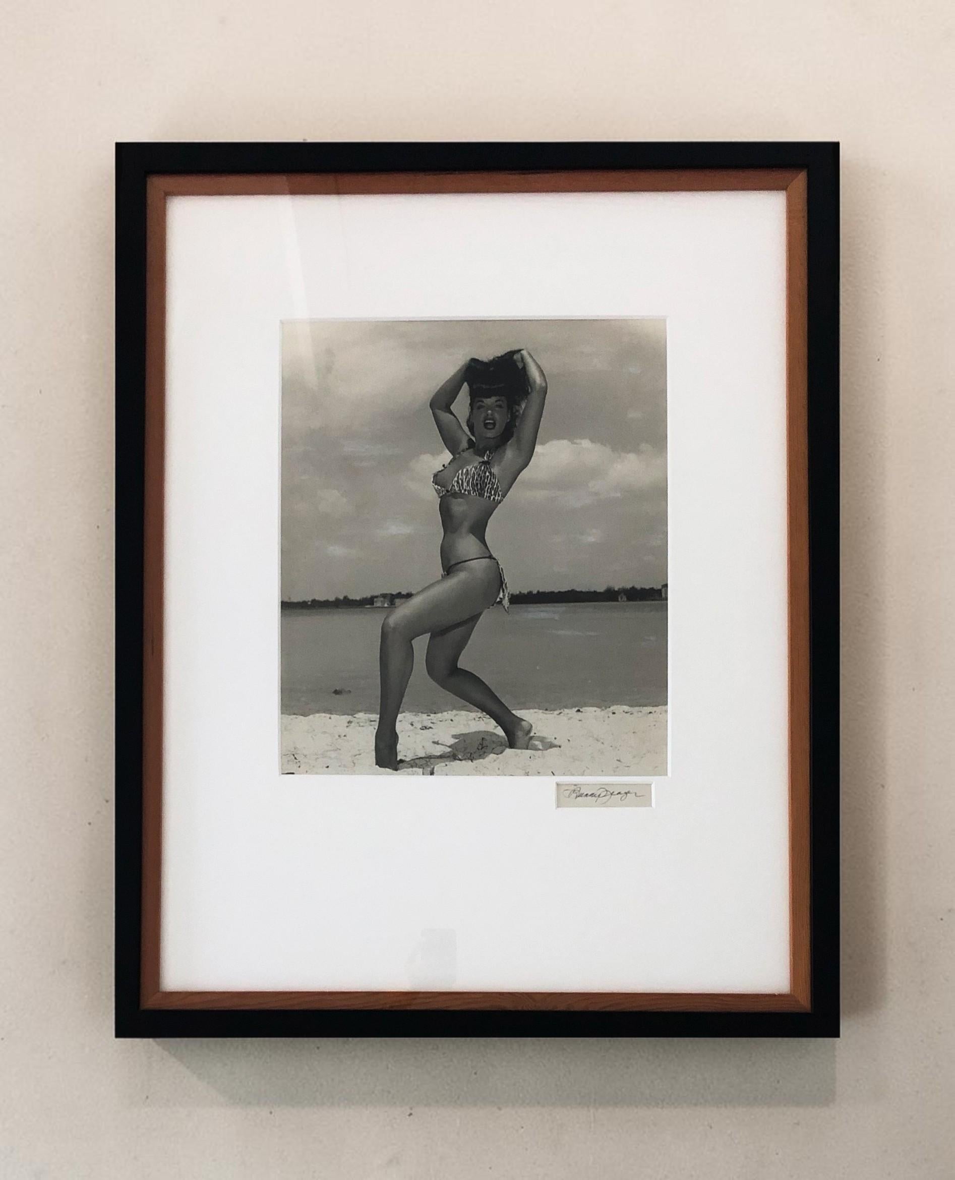 Black and White Photograph di Bunny Yeager - Bettie Page abito a due pezzi con stampa leopardata, Key Biscayne, FL, 1954