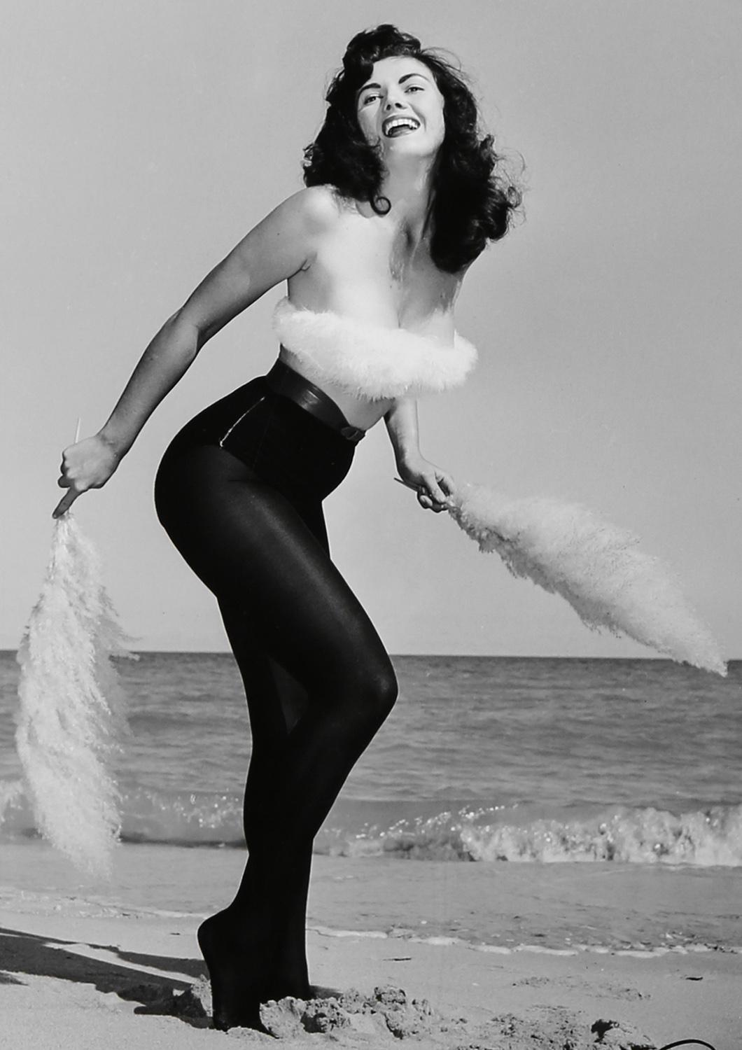 Bunny mit Federn – Miami Beach:: FL (Grau), Black and White Photograph, von Bunny Yeager
