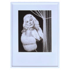 Self-Portrait de Bunny Yeager daté de 1963 et extrait de son livre "How I Photograph Myself" (Comment je me photographie)