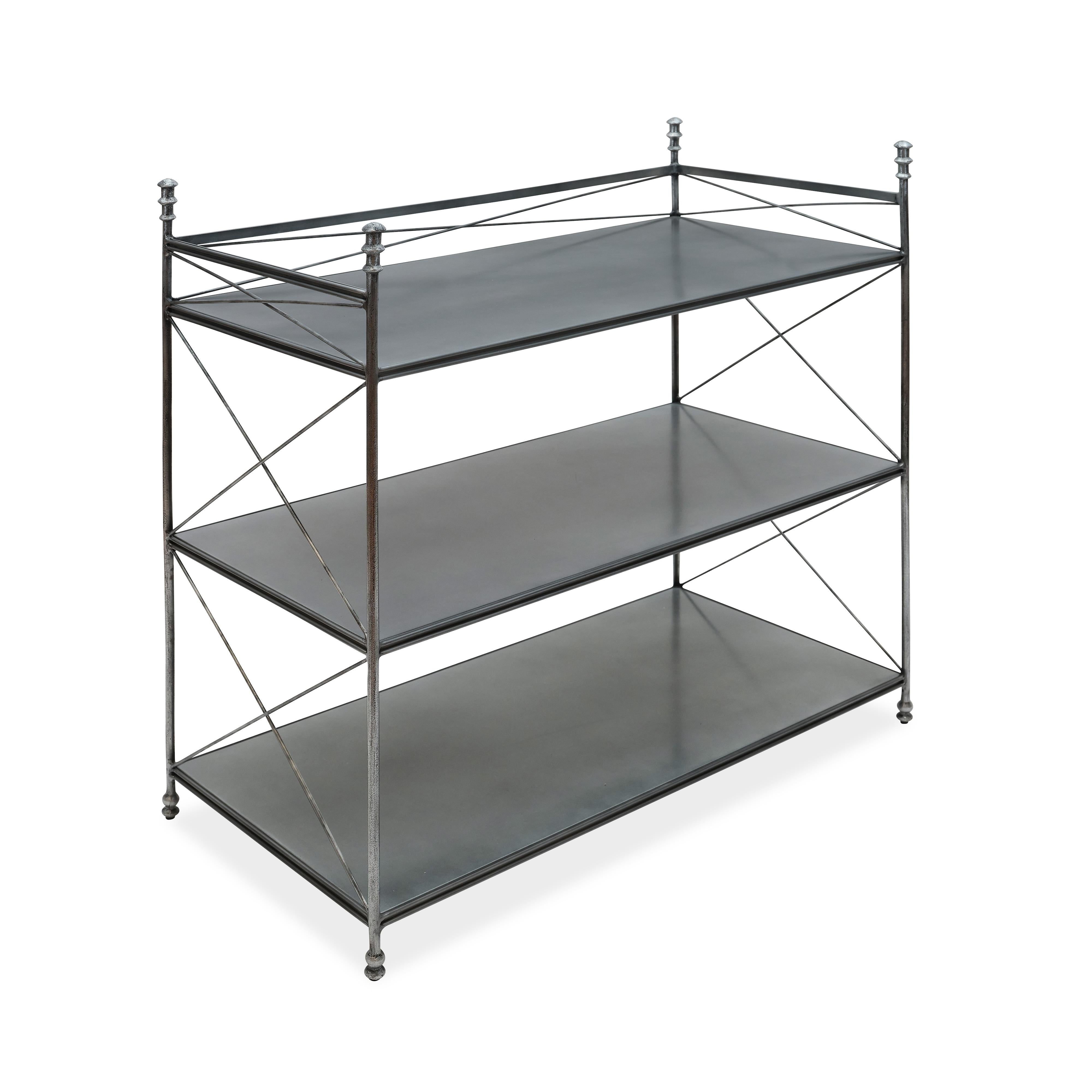 ¿Cómo se llama una mesa a la altura de la cintura con tres estantes?

Bueno, ¡muchas cosas! Podrías llamarlo Bar, con un montón de espacio para guardar bourbon, amargos y todo lo necesario para mezclar una copa o tres. Pero también podrías llamarla