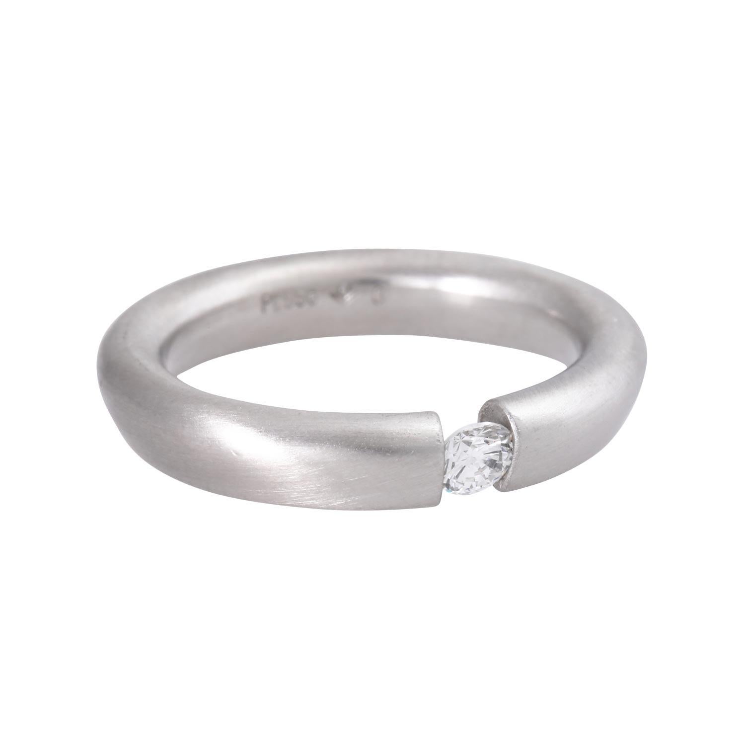 (graviert), ca. WEISS (H)/SI, Platin, 11,4 g, RW: 54, Ende 20. Jh., minimale Gebrauchsspuren, Diamant minimal gechipt, mit Herstellermarke, inklusive Original-Kaufbeleg (1992). Ringband mit nach vorne abgeflachtem Diamanten.
