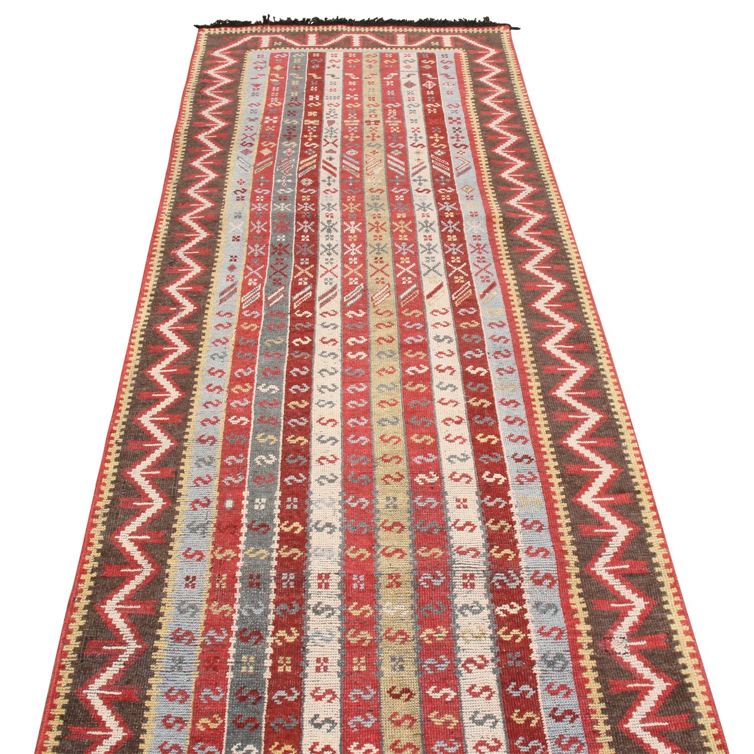 Hand knotted with high-quality wool originating from India, this contemporary rug hails from Rug & Kilim’s Burano collection, enjoying a unique take on the ‘s’ hook motif often found in inspirational Verneh and Soumak antiques believed to represent