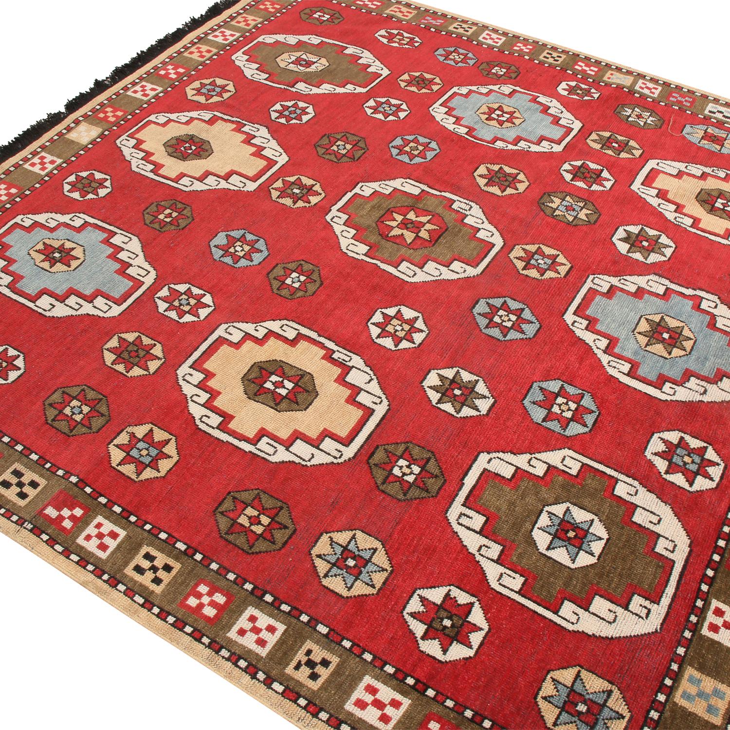 Annodato a mano in India con lana di alta qualità, questo tappeto quadrato proviene dalla collezione Burano di Rug & Kilim, un pezzo audace e ricco di storia, con uno sfondo rosso cremisi abrasivo e ricco di sfumature giallo pastello e blu che