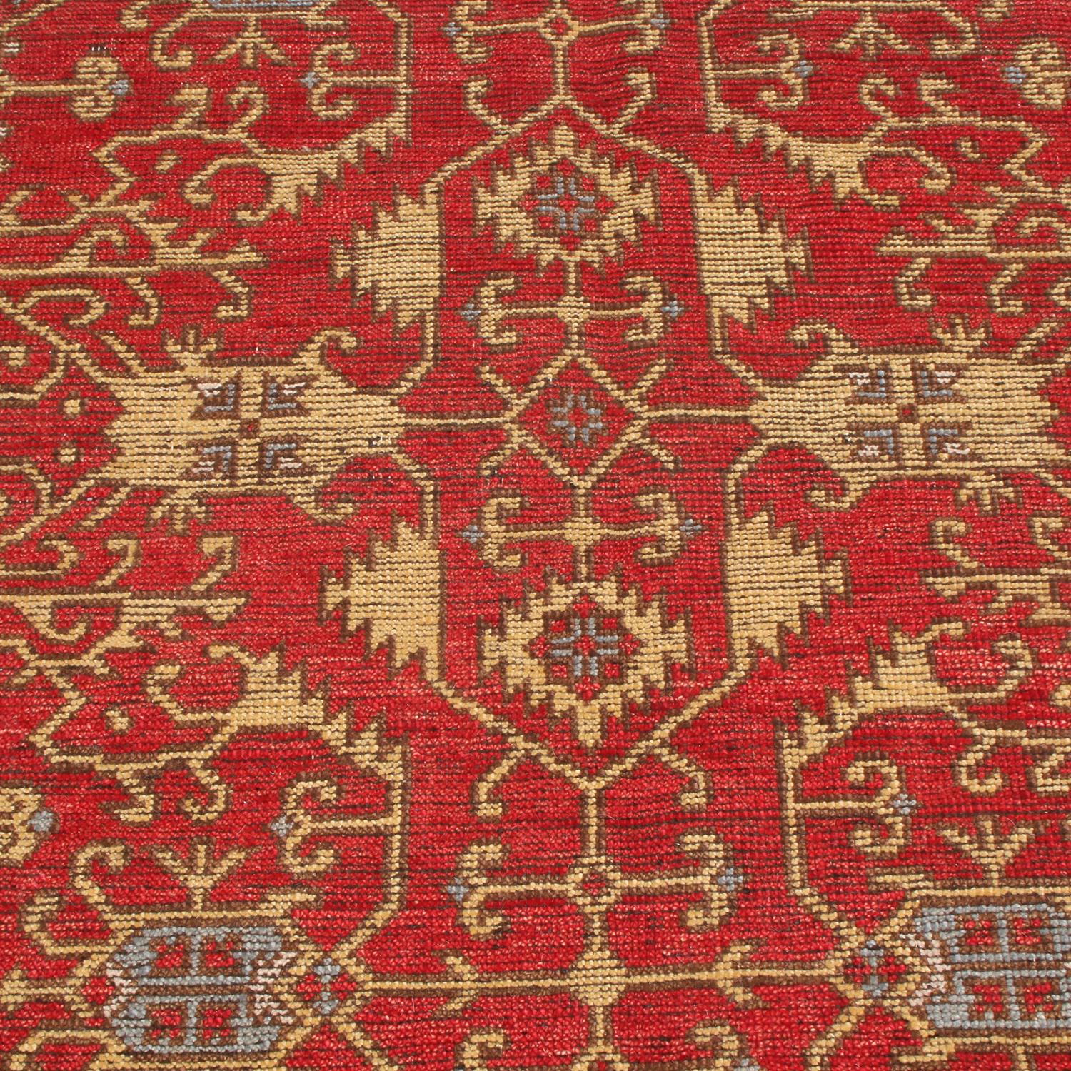 Burano Geometrischer Wollteppich in Rot und Blau mit beigefarbenen Feldakzenten (Indisch) im Angebot